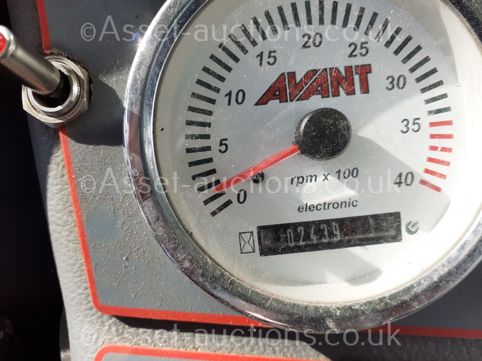 AVANT 750, 2439 HOURS ON THE CLOCK, YEAR OF MANUFACTURE 2014, FULL CAB, C/W BUCKET *PLUS VAT* - Image 9 of 10