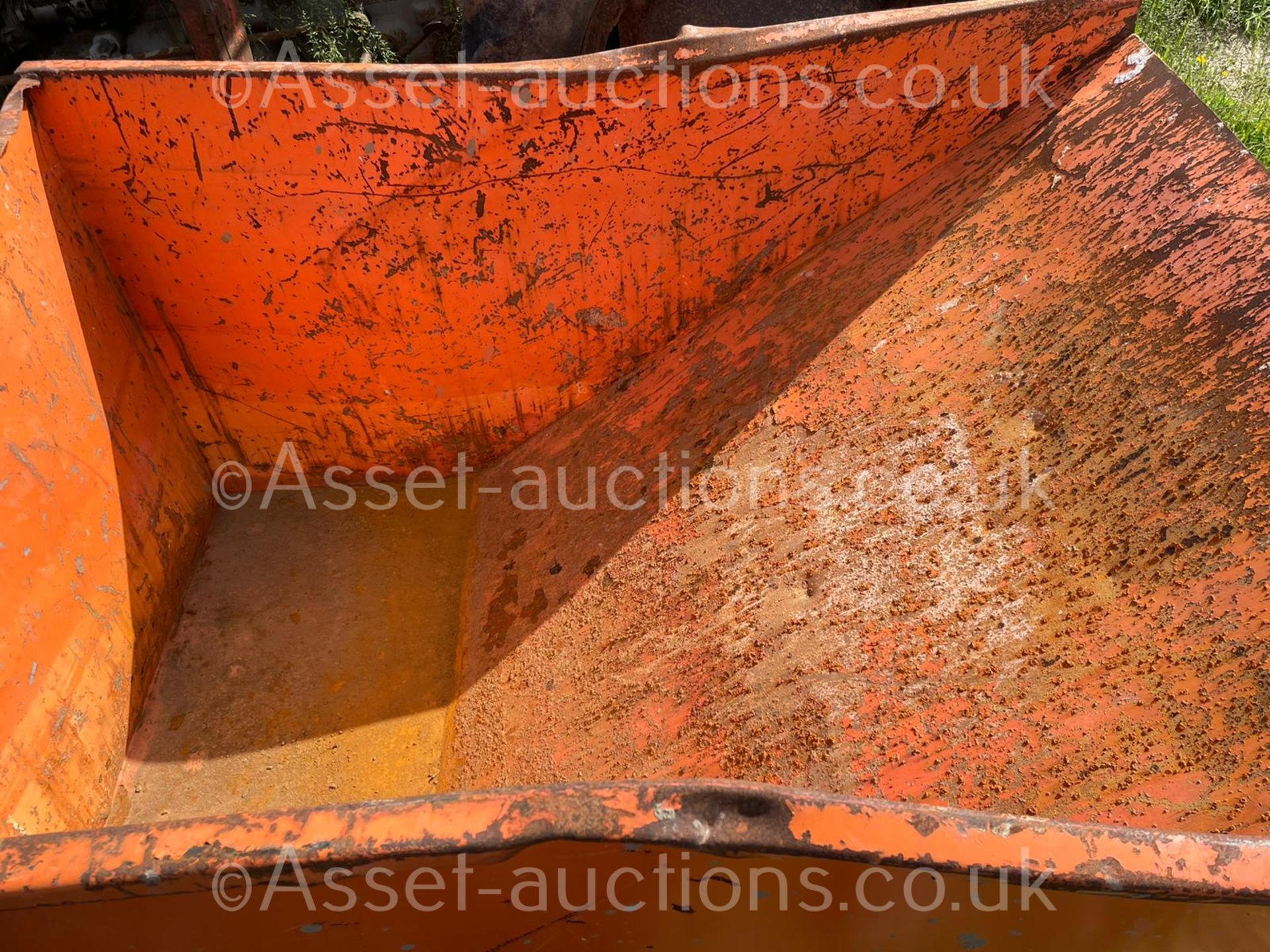 2018 ORANGE TIPPING SKIP, 2000kg RATED CAPACITY, SUITABLE FOR PALLET FORKS *PLUS VAT* - Image 5 of 8