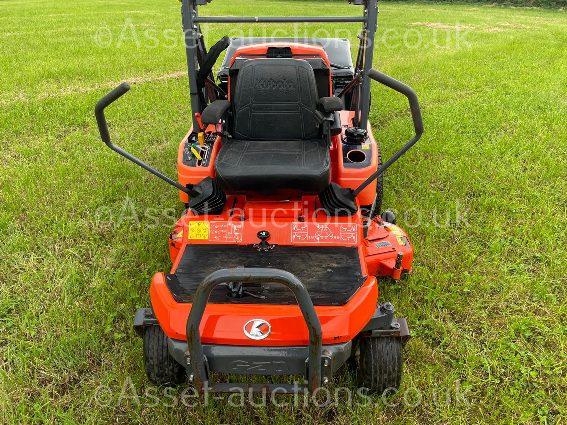 2015 KUBOTA GZD21 HIGH TIP ZERO TURN MOWER, RUNS, DRIVES CUTS AND COLLECTS WELL *PLUS VAT* - Image 3 of 26