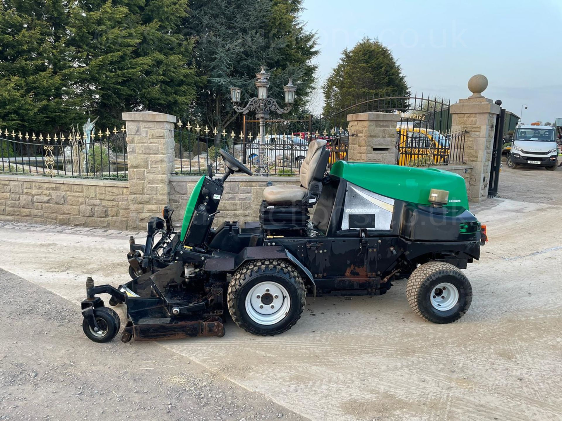 RANSOMES HR3806 RIDE ON MOWER, LOW 2915 HOURS, HYDROSTATIC *PLUS VAT* - Image 2 of 20