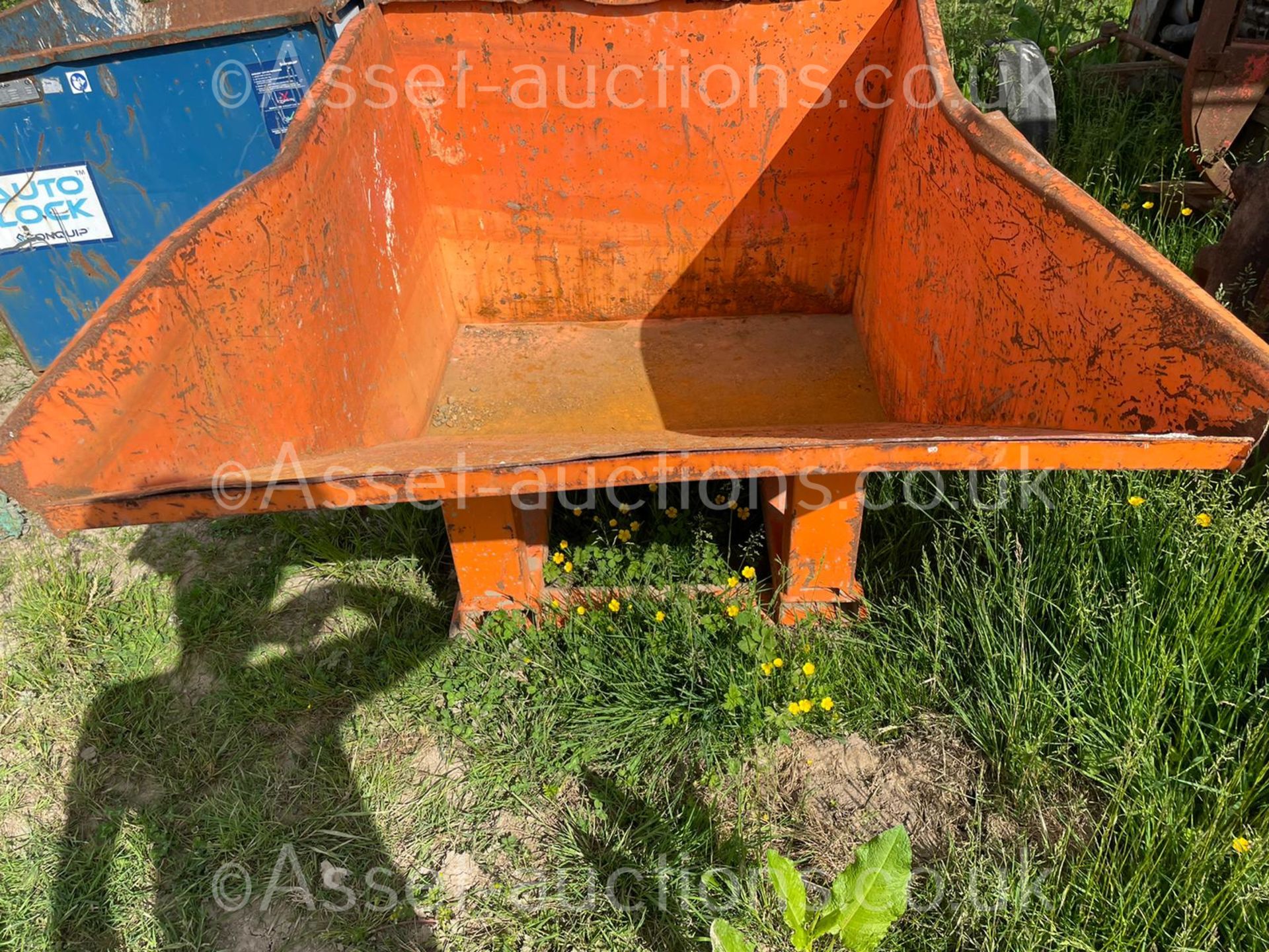 2018 ORANGE TIPPING SKIP, 2000kg RATED CAPACITY, SUITABLE FOR PALLET FORKS *PLUS VAT* - Image 3 of 8