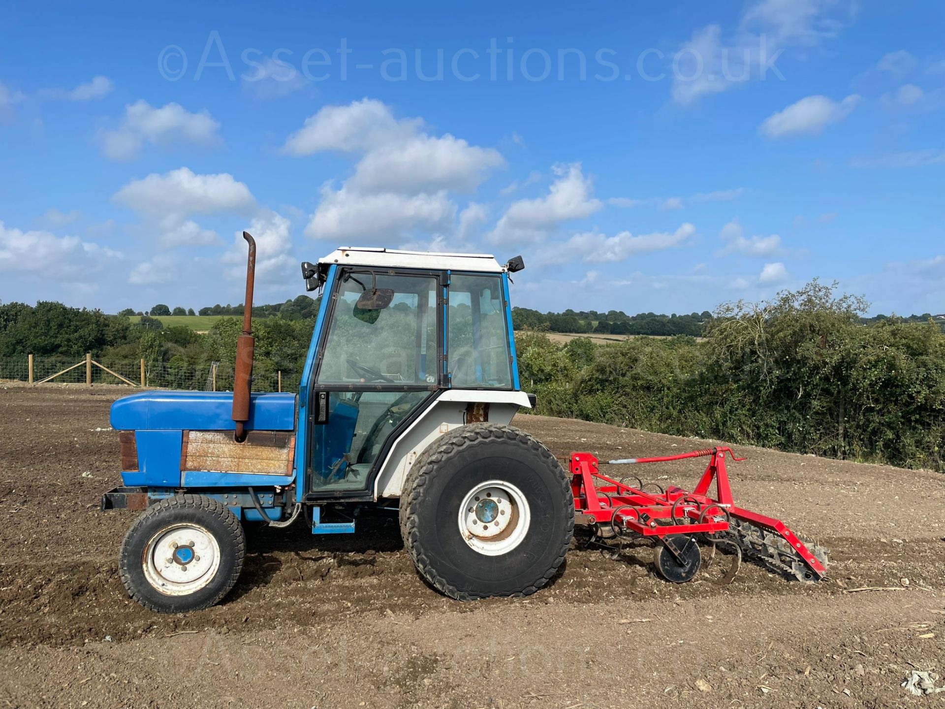FORD 2120 TRACTOR WITH CULTIVATOR, 4 WHEEL DRIVE, STILL IN USE, RUNS AND WORKS *NO VAT* - Image 2 of 12