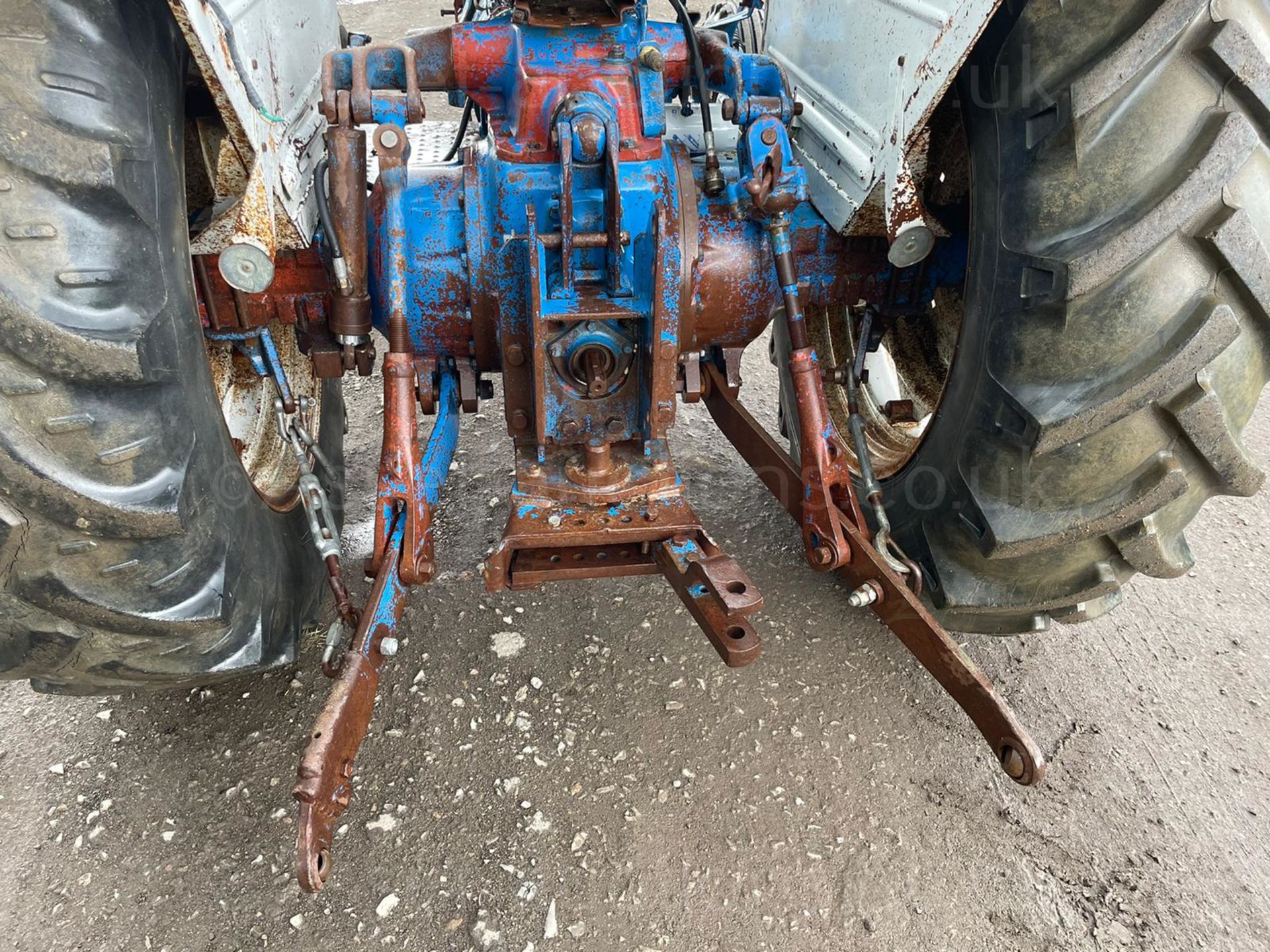 FORD 7000 TRACTOR, RUNS AND DRIVES, ALL GEARS WORK, VINTAGE TRACTOR - HARD TO FIND *PLUS VAT* - Image 12 of 20