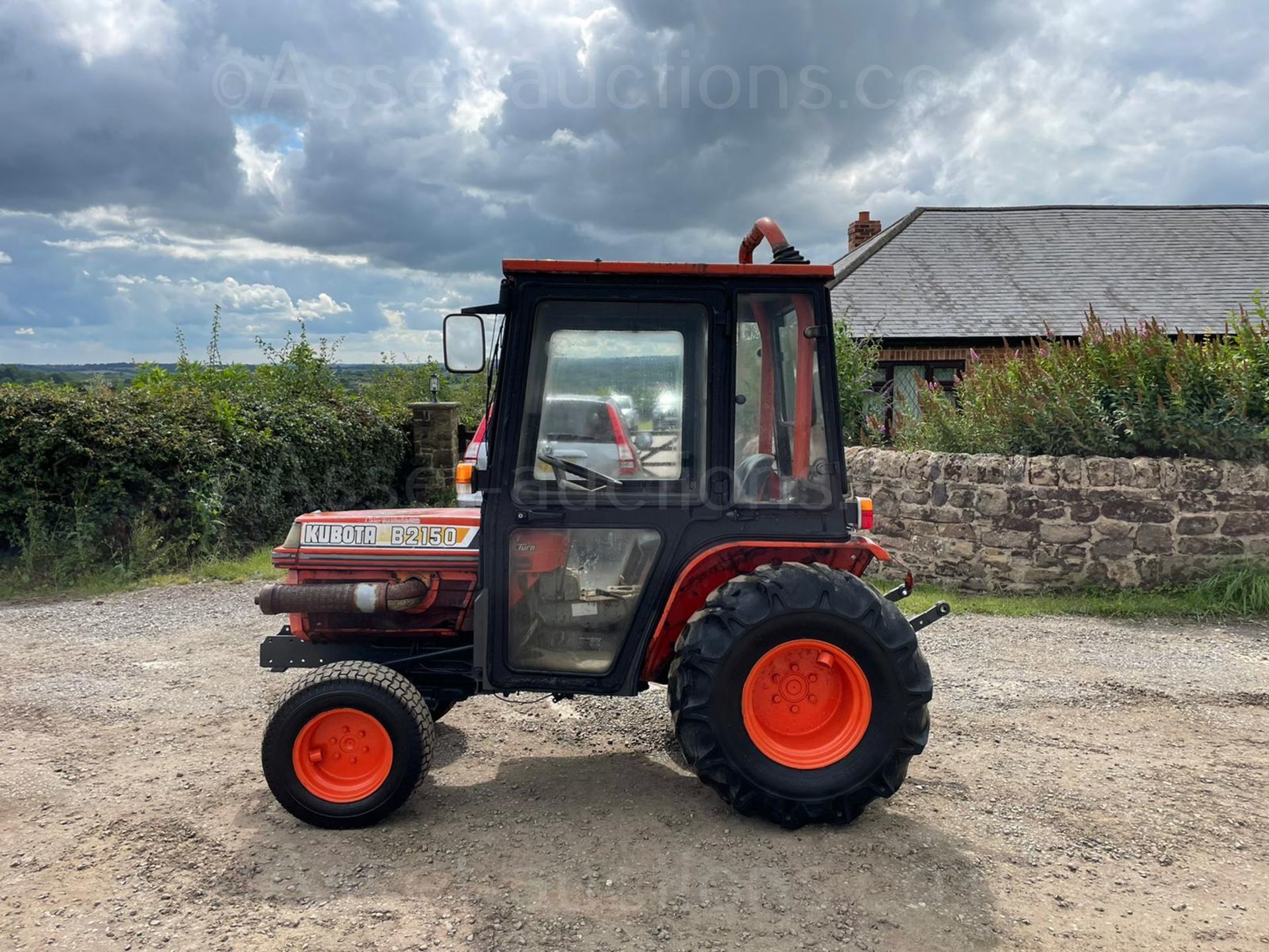 KUBOTA B2150 COMPACT TRACTOR, RUNS AND DRIVES, SHOWING 2361 HOURS, 23hp, ROAD KIT *PLUS VAT* - Image 3 of 8