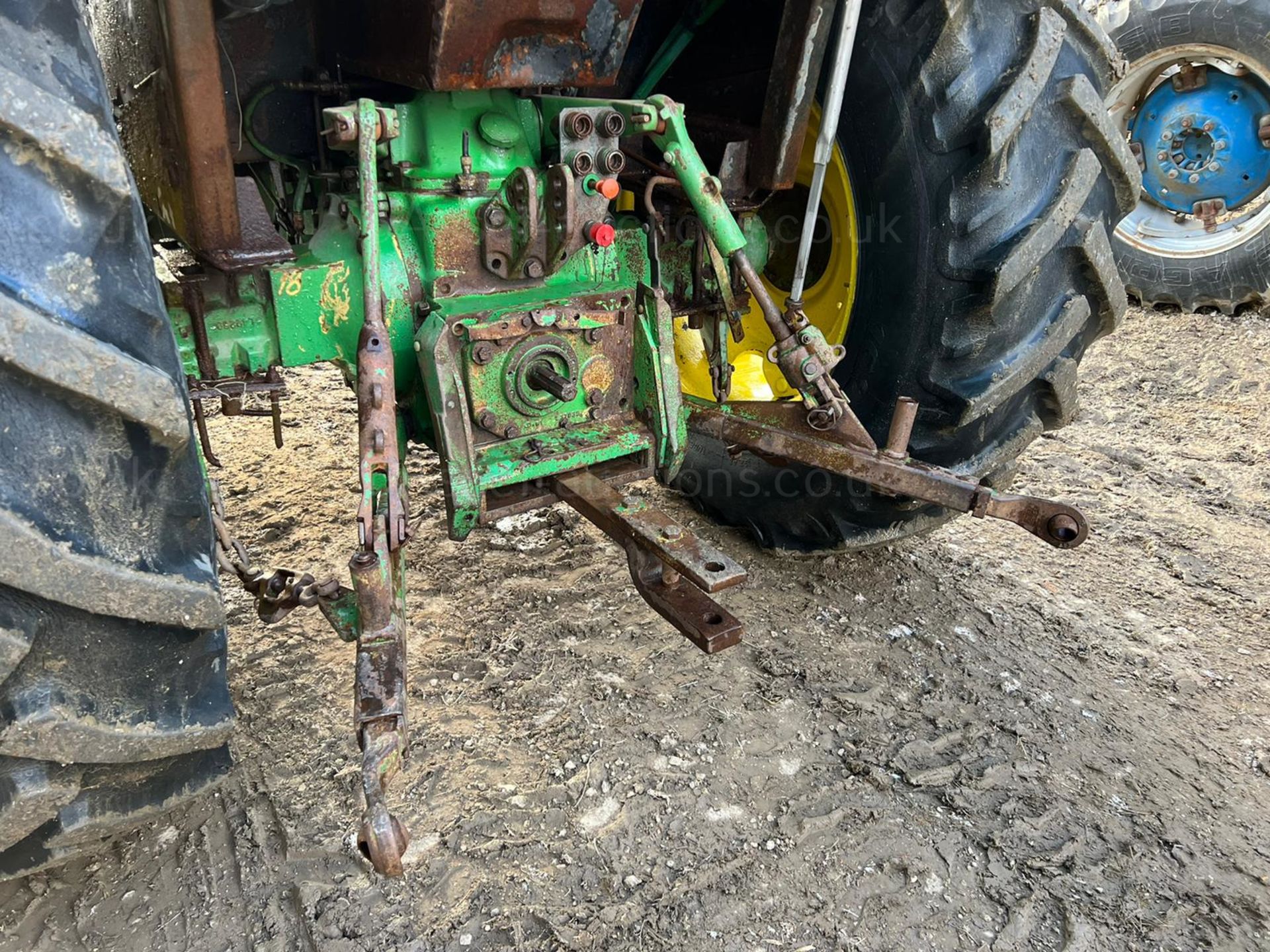 JOHN DEERE 2250 62hp TRACTOR, RUNS AND DRIVES, CABBED, 2 SPOOLS *PLUS VAT* - Image 8 of 11