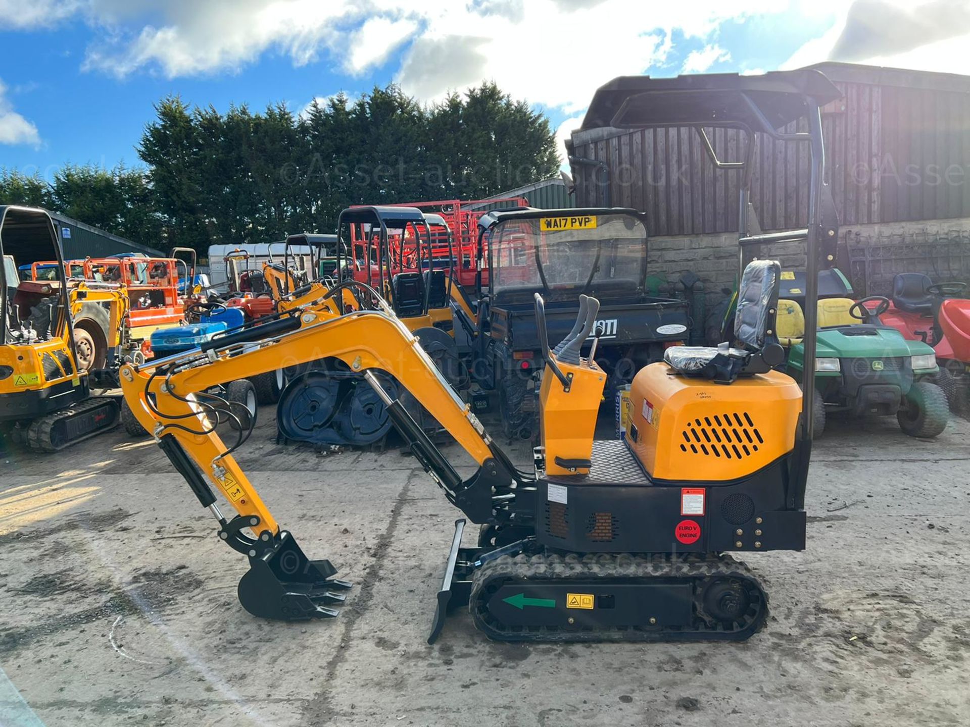 NEW AND UNUSED ATTACK AT10 1 TON DIESEL MINI DIGGER, RUNS DRIVES AND DIGS, CANOPY *PLUS VAT* - Image 5 of 14