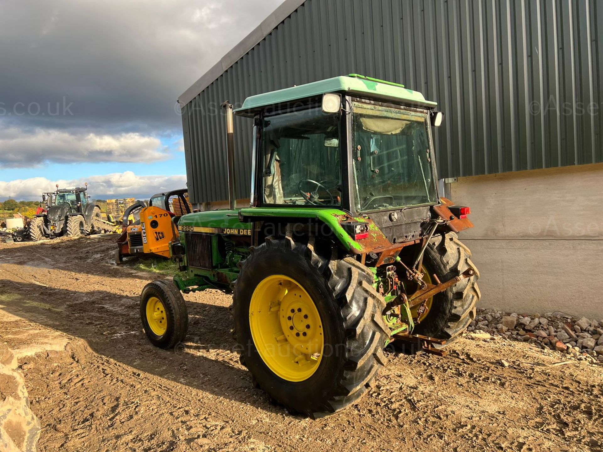 JOHN DEERE 2250 62hp TRACTOR, RUNS AND DRIVES, CABBED, 2 SPOOLS *PLUS VAT* - Image 4 of 11