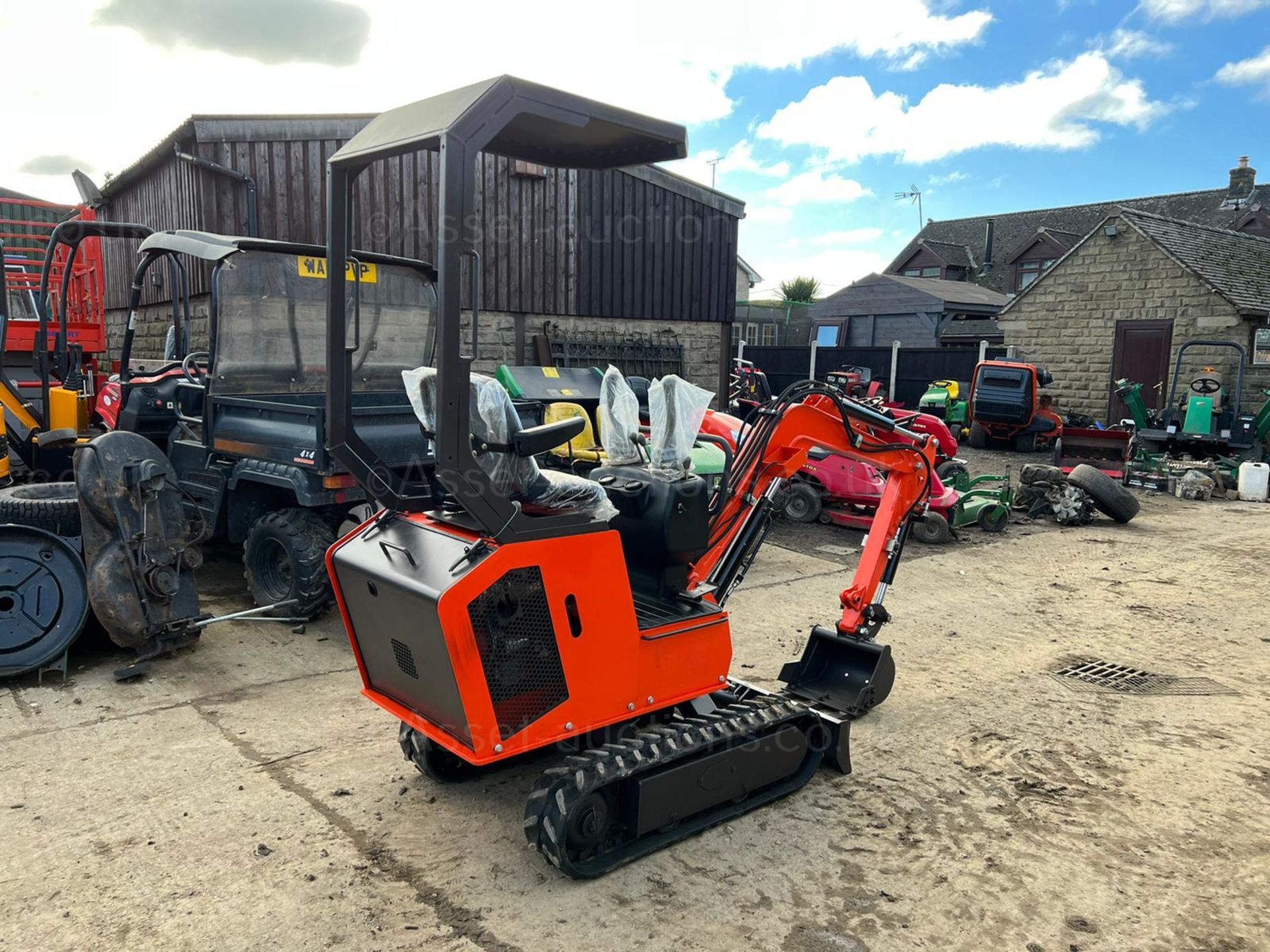 NEW AND UNUSED RHINOCEROS XN10 1 TON DIESEL MINI DIGGER, RUNS DRIVES AND DIGS *PLUS VAT* - Image 5 of 11