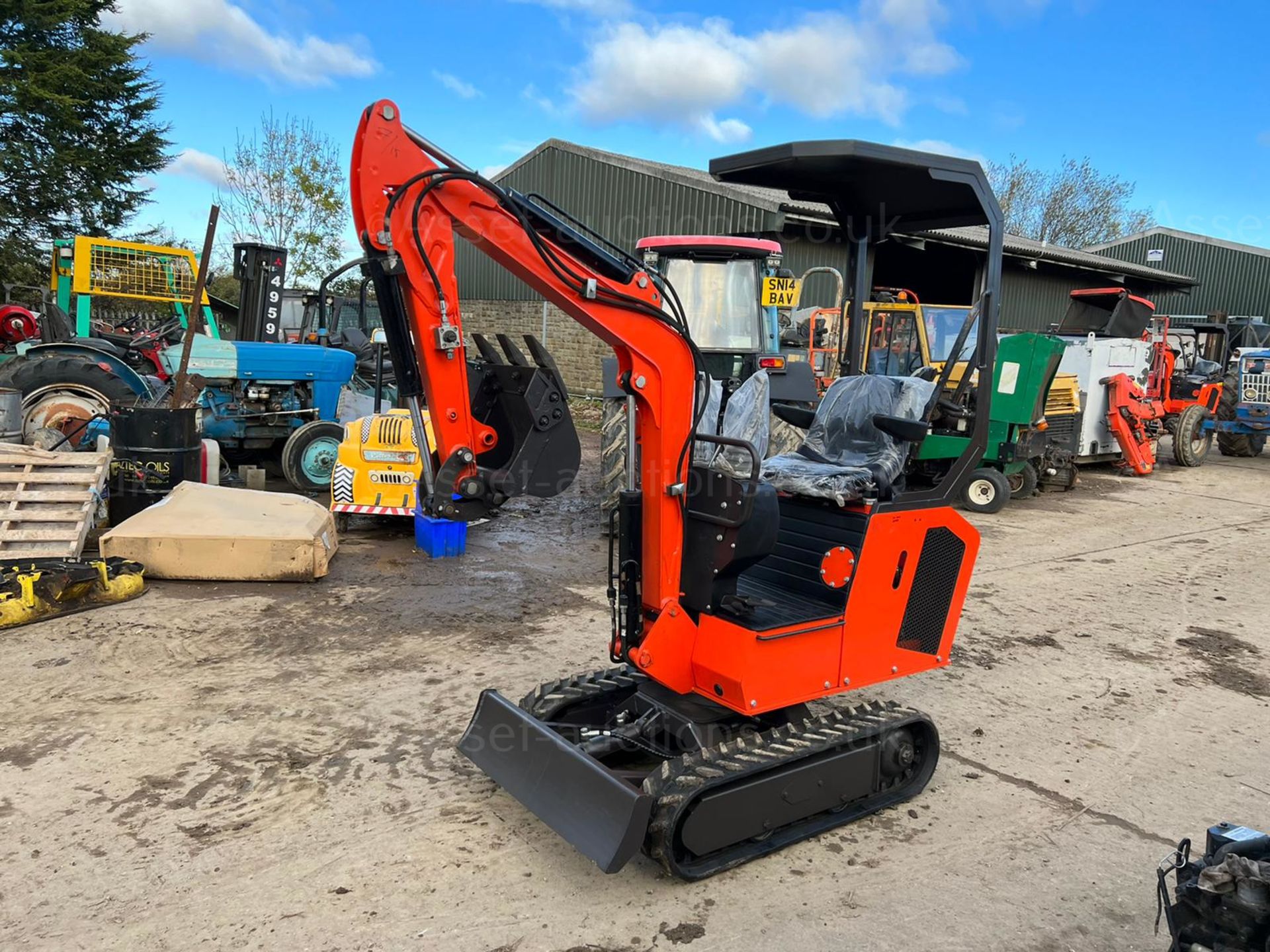 NEW AND UNUSED RHINOCEROS XN10 1 TON DIESEL MINI DIGGER, RUNS DRIVES AND DIGS *PLUS VAT* - Image 3 of 11