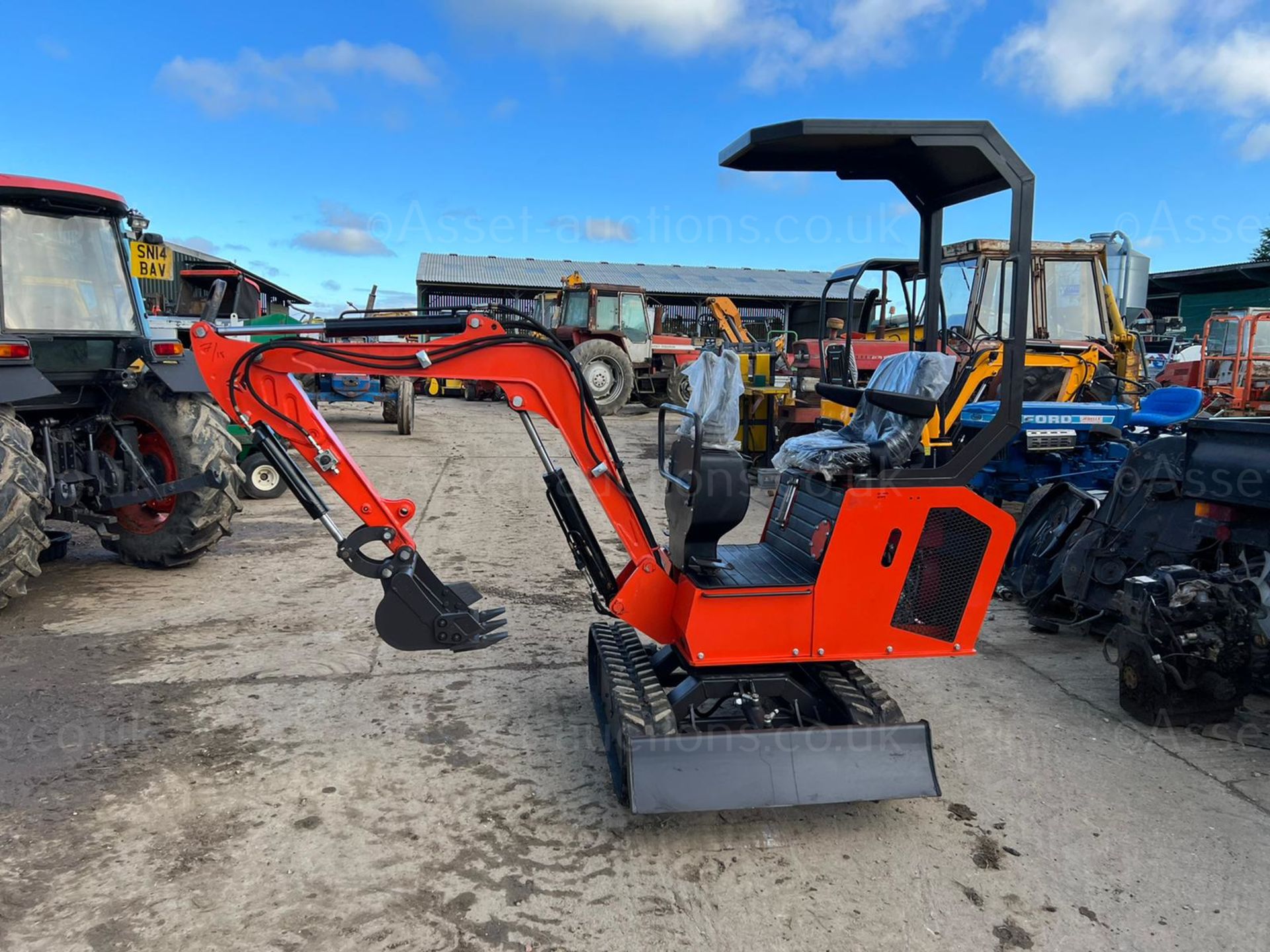 NEW AND UNUSED RHINOCEROS XN10 1 TON DIESEL MINI DIGGER, RUNS DRIVES AND DIGS *PLUS VAT* - Image 2 of 11