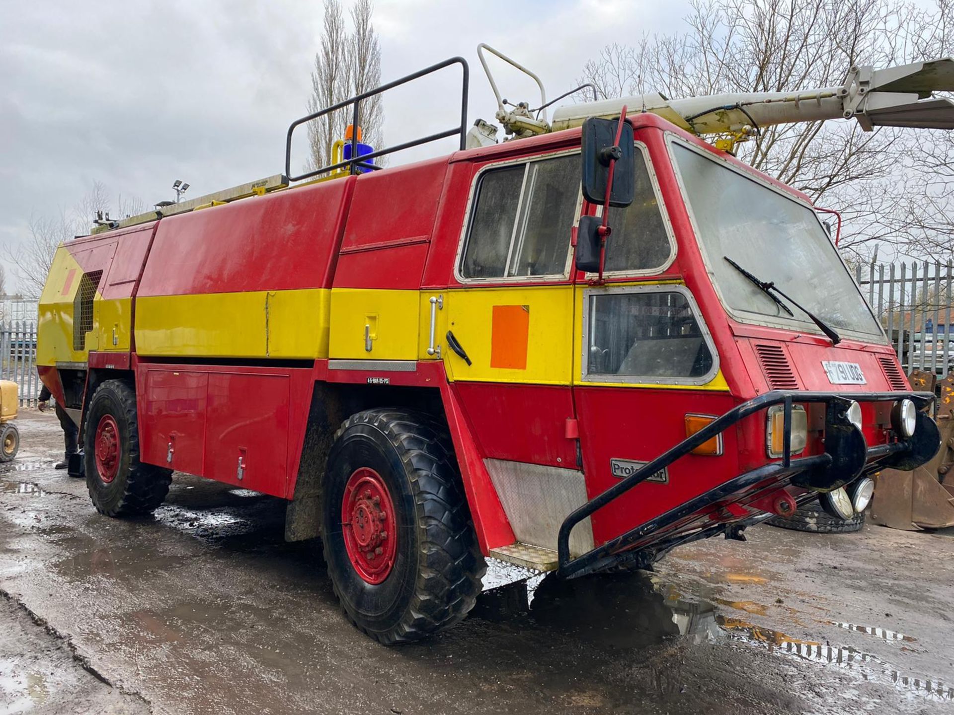 1989 SIMON GLOSTER SARO PROTECTOR FIRE ENGINE RED/YELLOW *PLUS VAT* - Image 4 of 6