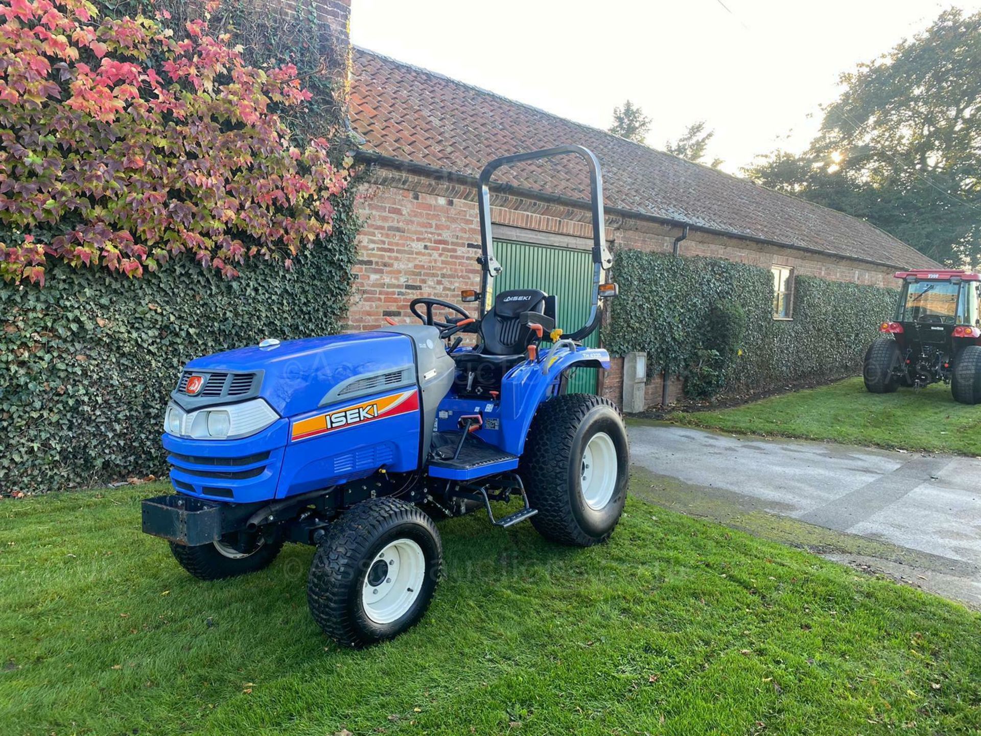 COMPACT TRACTOR ISEKI TH4335, ONLY 220 HOURS GENUINE, POWER SHUTTLE, 4 WHEEL DRIVE *PLUS VAT* - Image 2 of 12