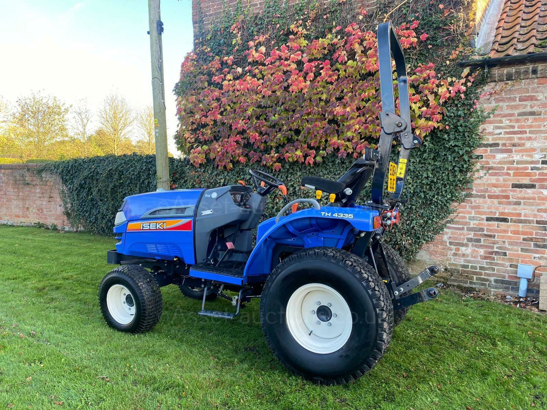 COMPACT TRACTOR ISEKI TH4335, ONLY 220 HOURS GENUINE, POWER SHUTTLE, 4 WHEEL DRIVE *PLUS VAT* - Image 4 of 12