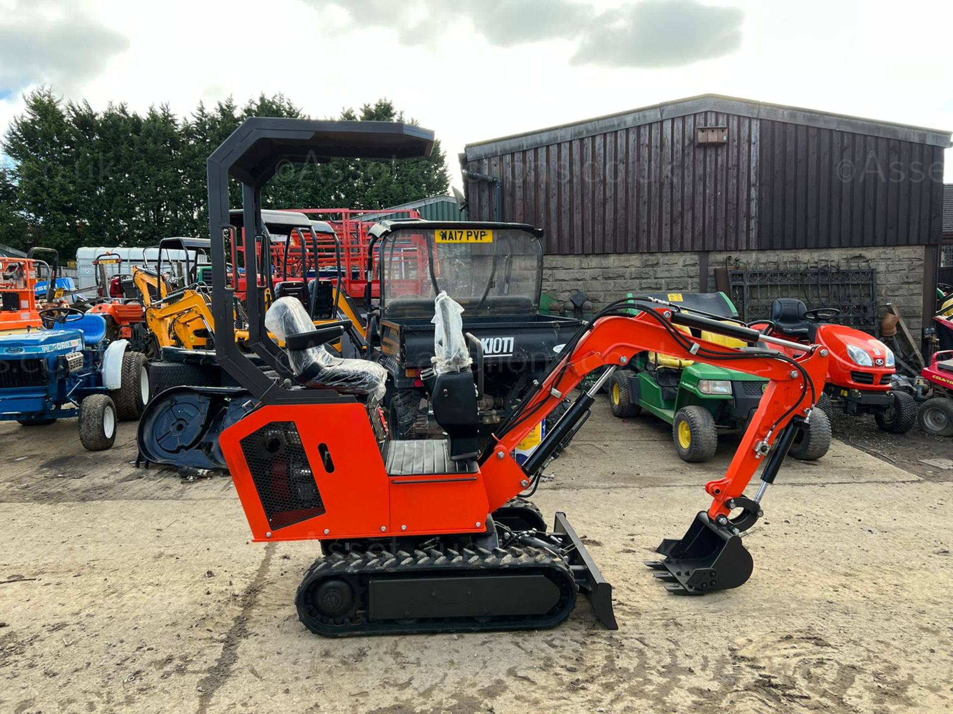 NEW AND UNUSED RHINOCEROS XN10 1 TON DIESEL MINI DIGGER, RUNS DRIVES AND DIGS *PLUS VAT* - Image 6 of 11