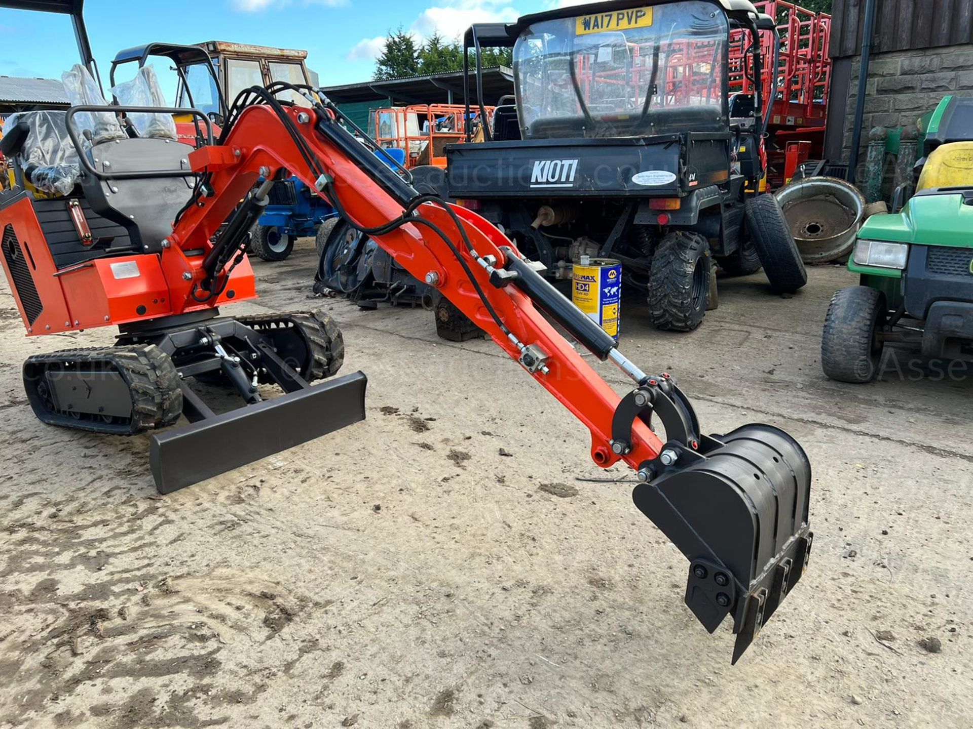 NEW AND UNUSED RHINOCEROS XN10 1 TON DIESEL MINI DIGGER, RUNS DRIVES AND DIGS *PLUS VAT* - Image 7 of 11