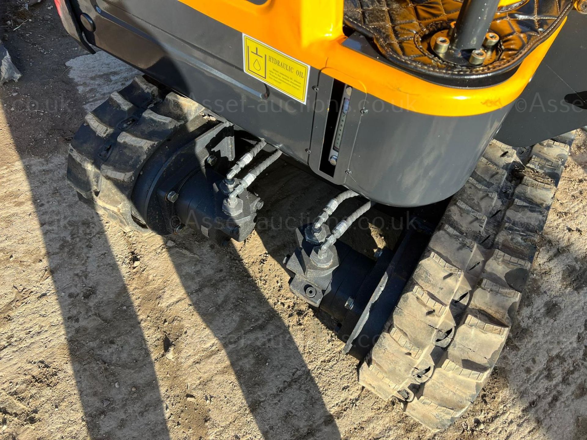 NEW AND UNUSED LM10 YELLOW AND BLACK 1 TON MINI DIGGER, RUNS DRIVES AND DIGS, 3 BUCKETS *PLUS VAT* - Image 11 of 14