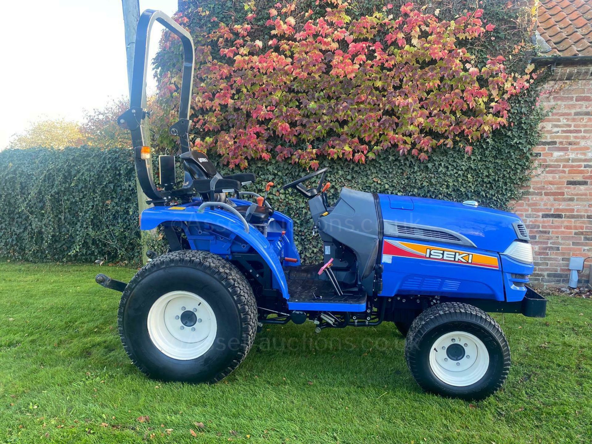 COMPACT TRACTOR ISEKI TH4335, ONLY 220 HOURS GENUINE, POWER SHUTTLE, 4 WHEEL DRIVE *PLUS VAT* - Image 5 of 12