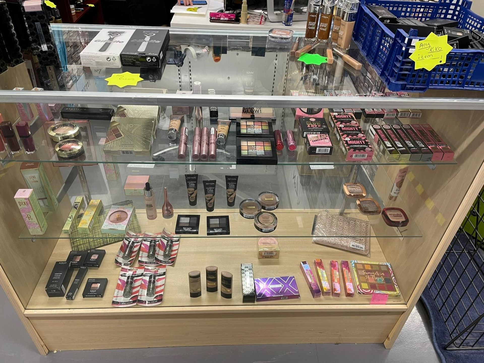 JOB LOT OF MAKE UP, APPROX 1200 ITEMS *NO VAT*