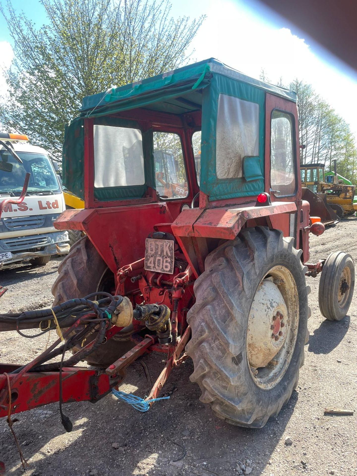 INTERNATIONAL B275 TRACTOR WITH CAB, RUNS AND WORKS WELL, ROAD REGISTERED *PLUS VAT* - Image 4 of 4