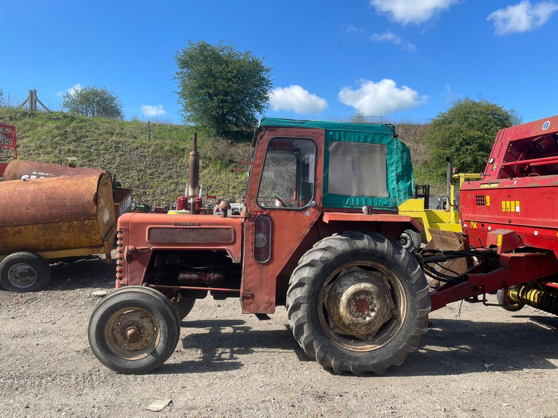 INTERNATIONAL B275 TRACTOR WITH CAB, RUNS AND WORKS WELL, ROAD REGISTERED *PLUS VAT* - Image 3 of 4