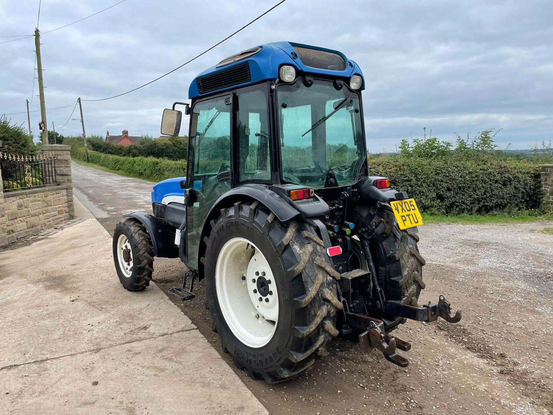 2005 NEW HOLLAND TN95NA TRACTOR, RUNS AND DRIVES, LINKAGE ARMS AND PTO WORK *PLUS VAT* - Image 4 of 14