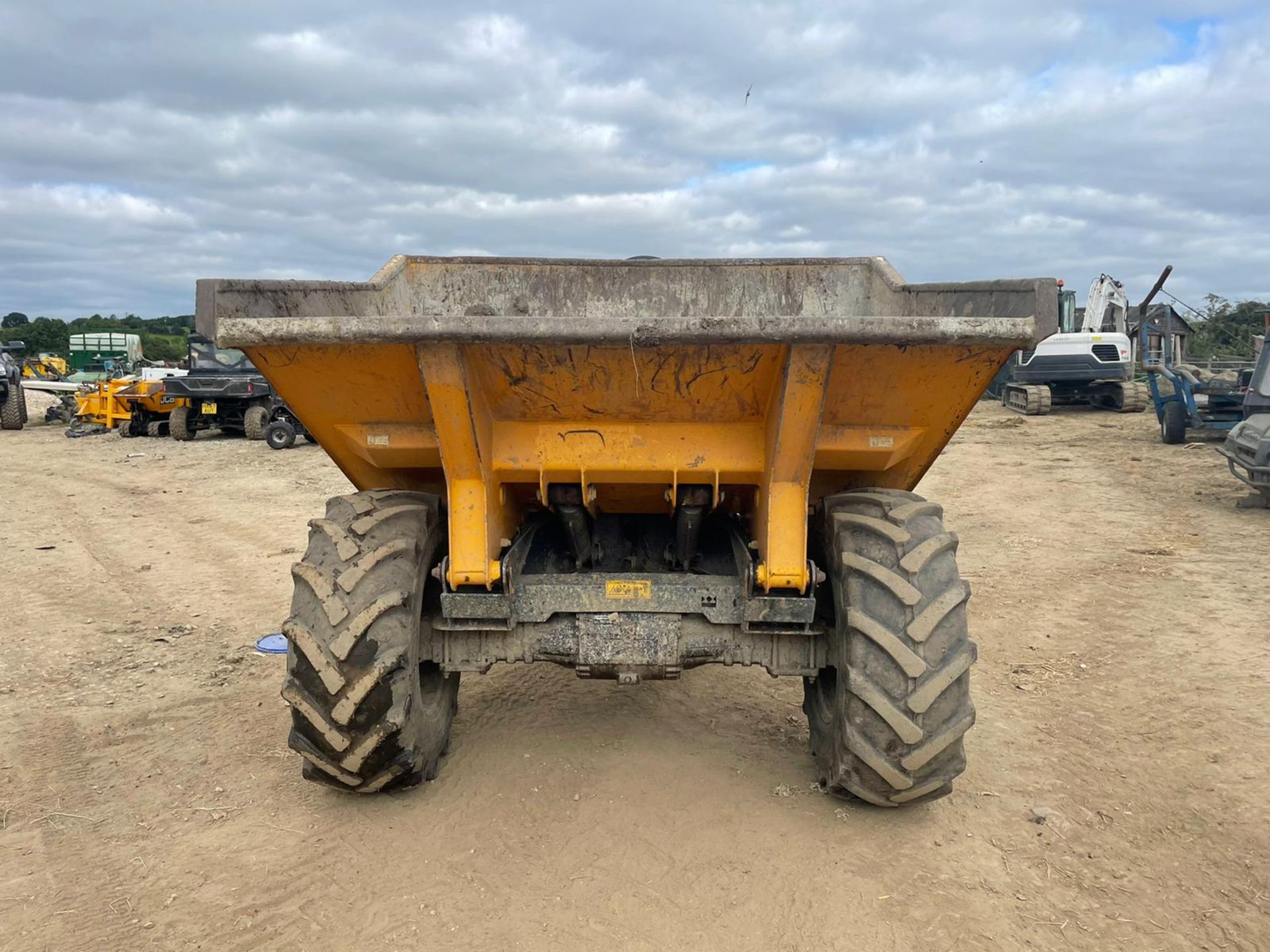 2011 TEREX TA6 6 TON ARTICULATED DUMPER, RUNS DRIVES AND DUMPS, SHOWING 3406 HOURS *PLUS VAT* - Image 5 of 12