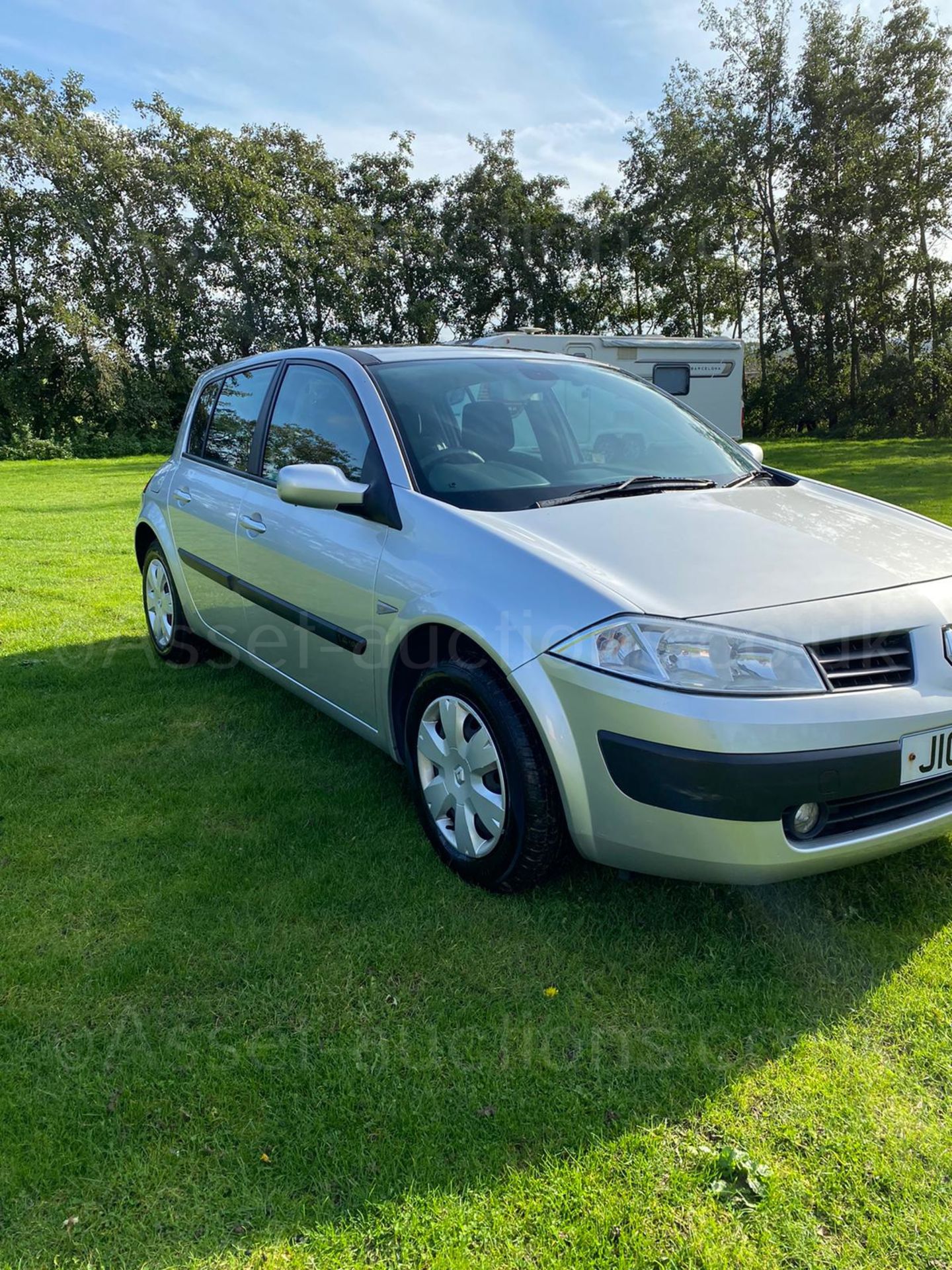 2005/05 REG RENAULT MEGANE SL OASIS 16V 1.4 PETROL SILVER 5DR HATCHBACK *NO VAT* - Image 2 of 52