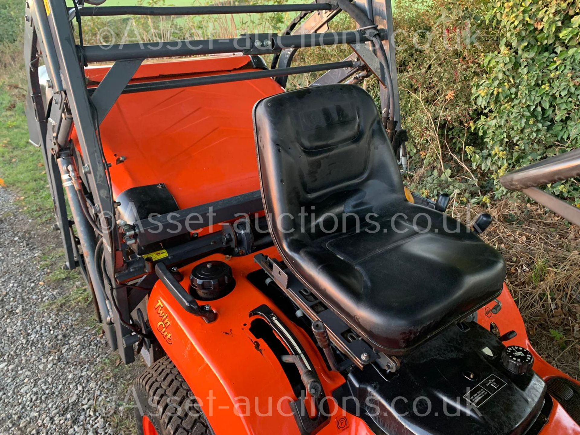 2013/62 KUBOTA G23-II HIGH TIP RIDE ON MOWER, RUNS DRIVES AND CUTS WELL, HYDROSTATIC *PLUS VAT* - Image 23 of 26