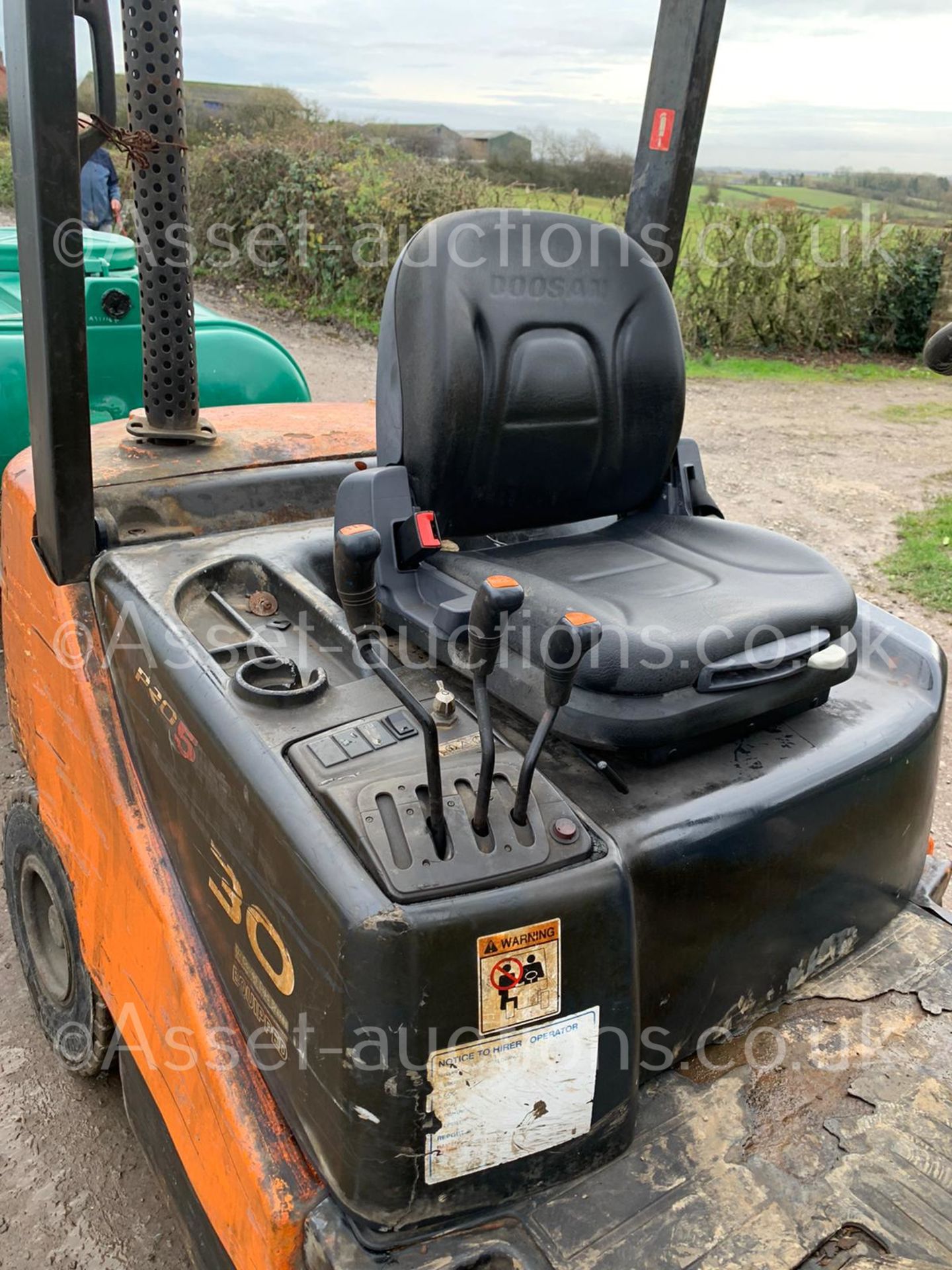 DOOSAN D30S-5 FORKLIFT, RUNS, DRIVES AND LIFTS, HYDRAULIC FORK POSITIONING, TRAILER NOT INCLUDED - Image 7 of 12