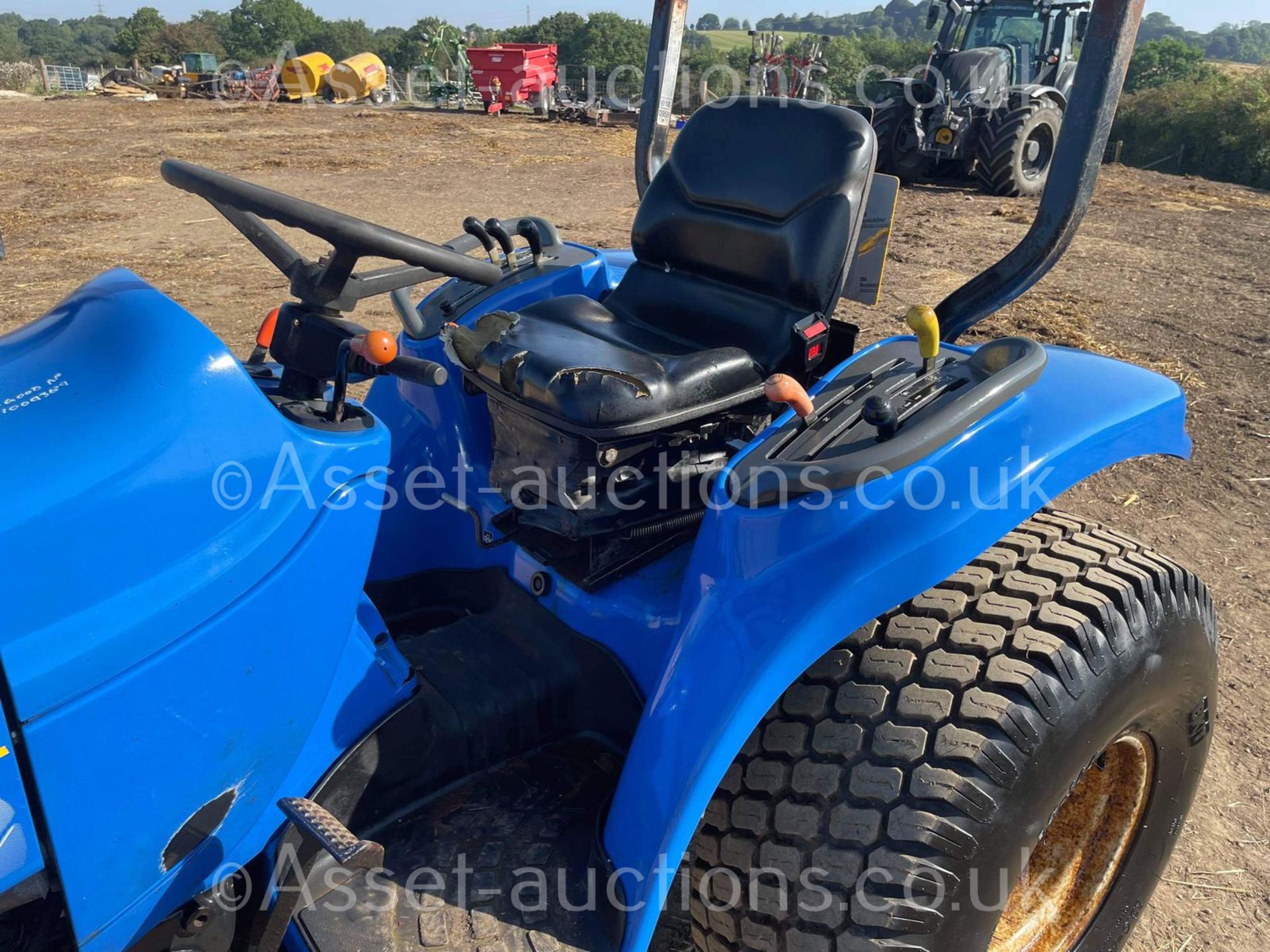 2005 NEW HOLLAND TC27DA 27hp 4WD COMPACT TRACTOR, RUNS DRIVES AND WORKS WELL, ROAD REGISTERED - Image 17 of 26