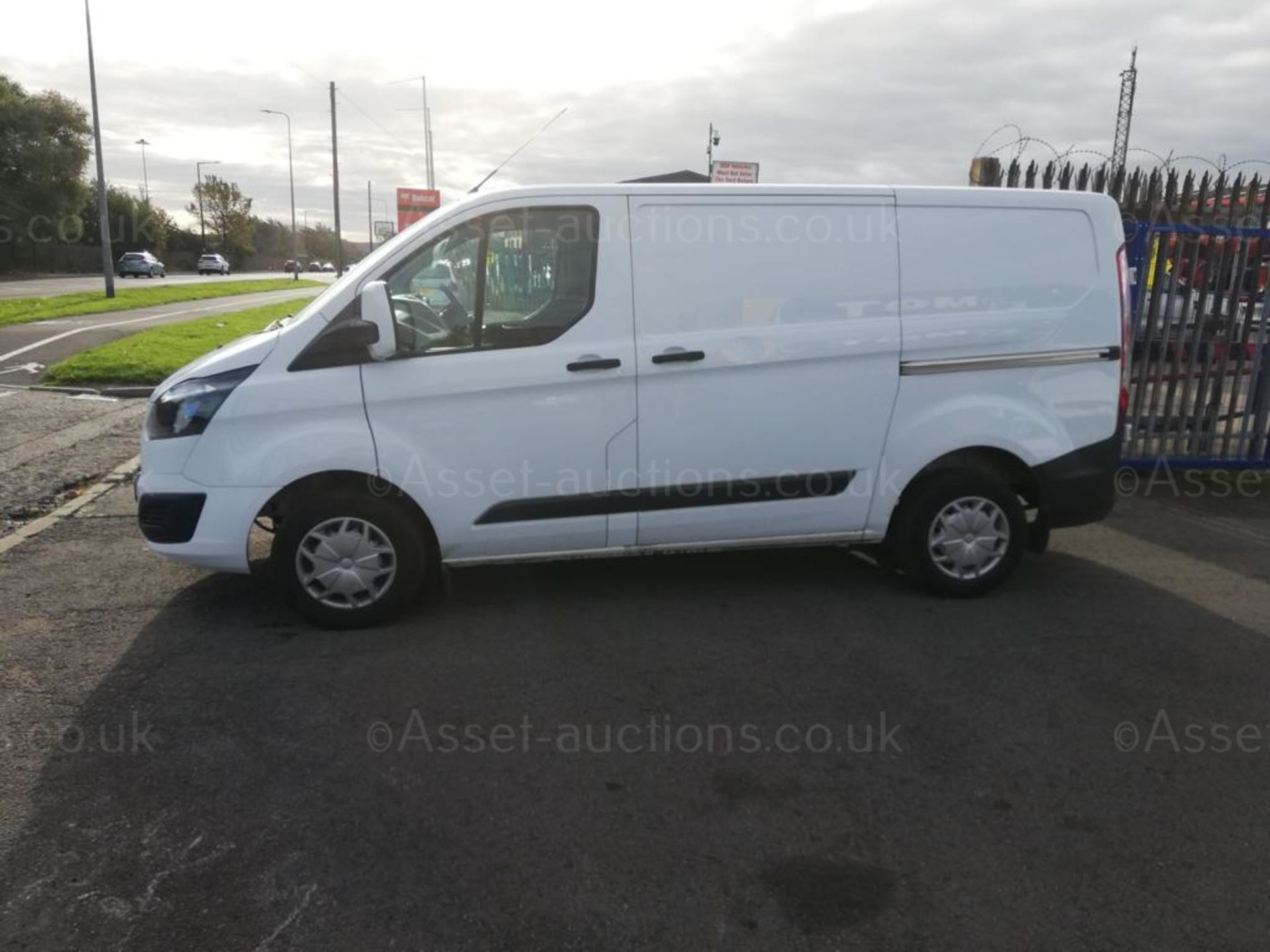 2018 FORD TRANSIT CUSTOM 290 WHITE PANEL VAN, 109K MILES, 2.0 DIESEL ENGINE *PLUS VAT* - Image 5 of 10