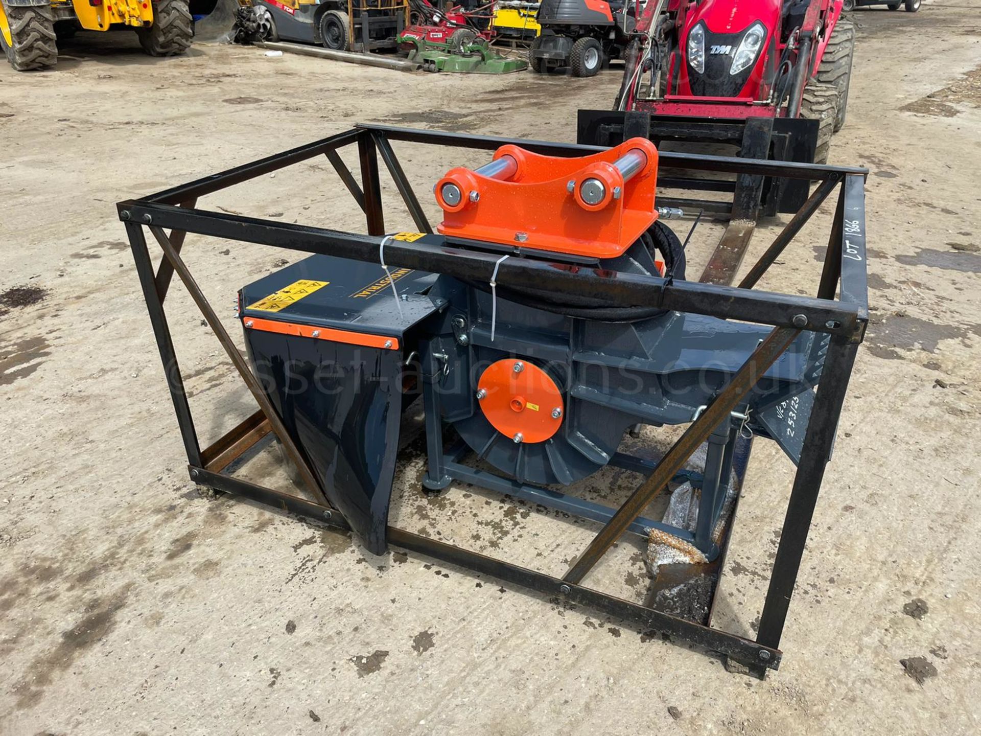 NEW AND UNUSED HEAVY DUTY 18" STUMP GRINDER, HYDRAULIC DRIVEN, 50mm PINS *PLUS VAT* - Image 2 of 16