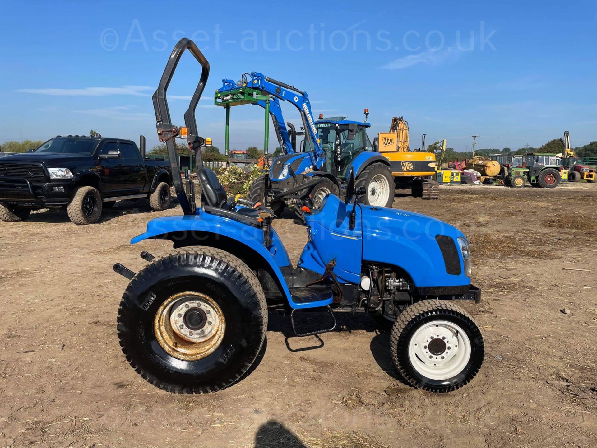 2005 NEW HOLLAND TC27DA 27hp 4WD COMPACT TRACTOR, RUNS DRIVES AND WORKS WELL, ROAD REGISTERED - Image 2 of 26
