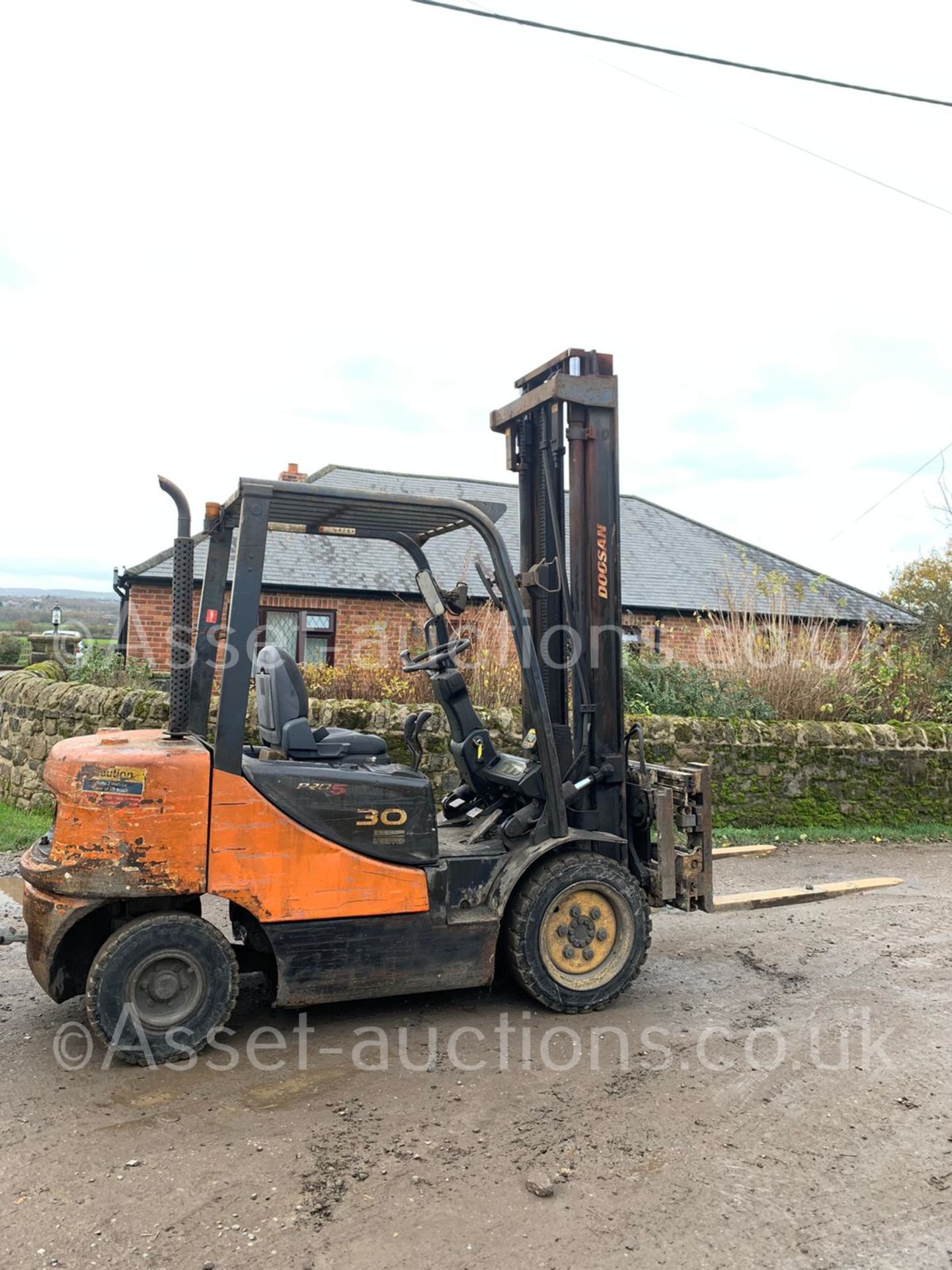 DOOSAN D30S-5 FORKLIFT, RUNS, DRIVES AND LIFTS, HYDRAULIC FORK POSITIONING, TRAILER NOT INCLUDED - Image 11 of 12