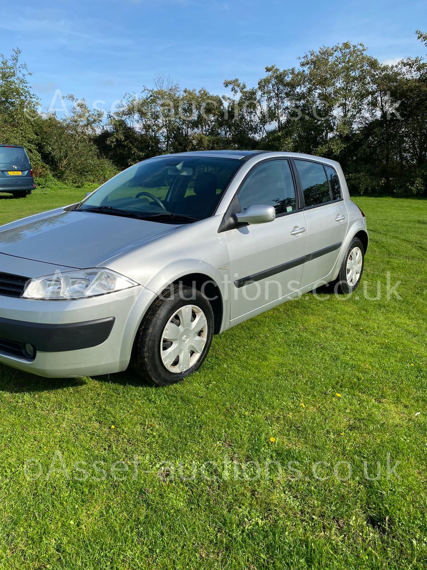 2005/05 REG RENAULT MEGANE SL OASIS 16V 1.4 PETROL SILVER 5DR HATCHBACK *NO VAT* - Image 5 of 52