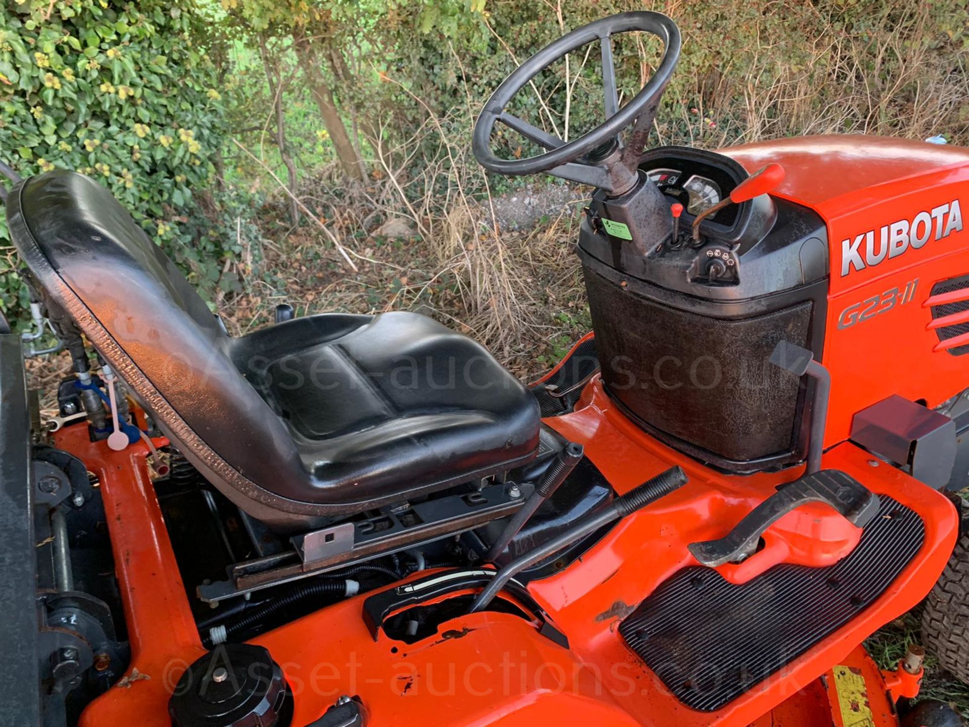 2013/62 KUBOTA G23-II HIGH TIP RIDE ON MOWER, RUNS DRIVES AND CUTS WELL, HYDROSTATIC *PLUS VAT* - Image 26 of 26