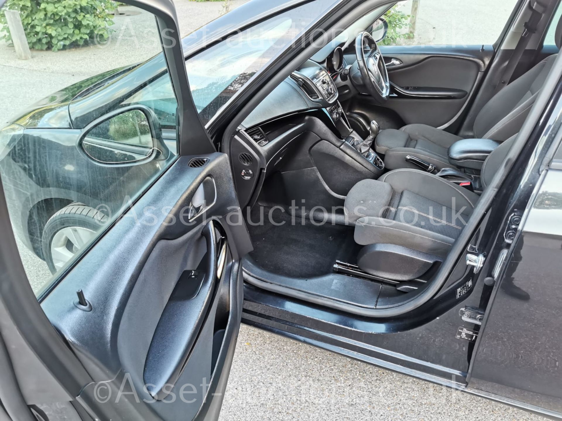 2014 VAUXHALL ZAFIRA TOURER SRI CDTI BLACK 7 SEATS MPV, 2.0 DIESEL ENGINE, MANUAL *NO VAT* - Image 29 of 44