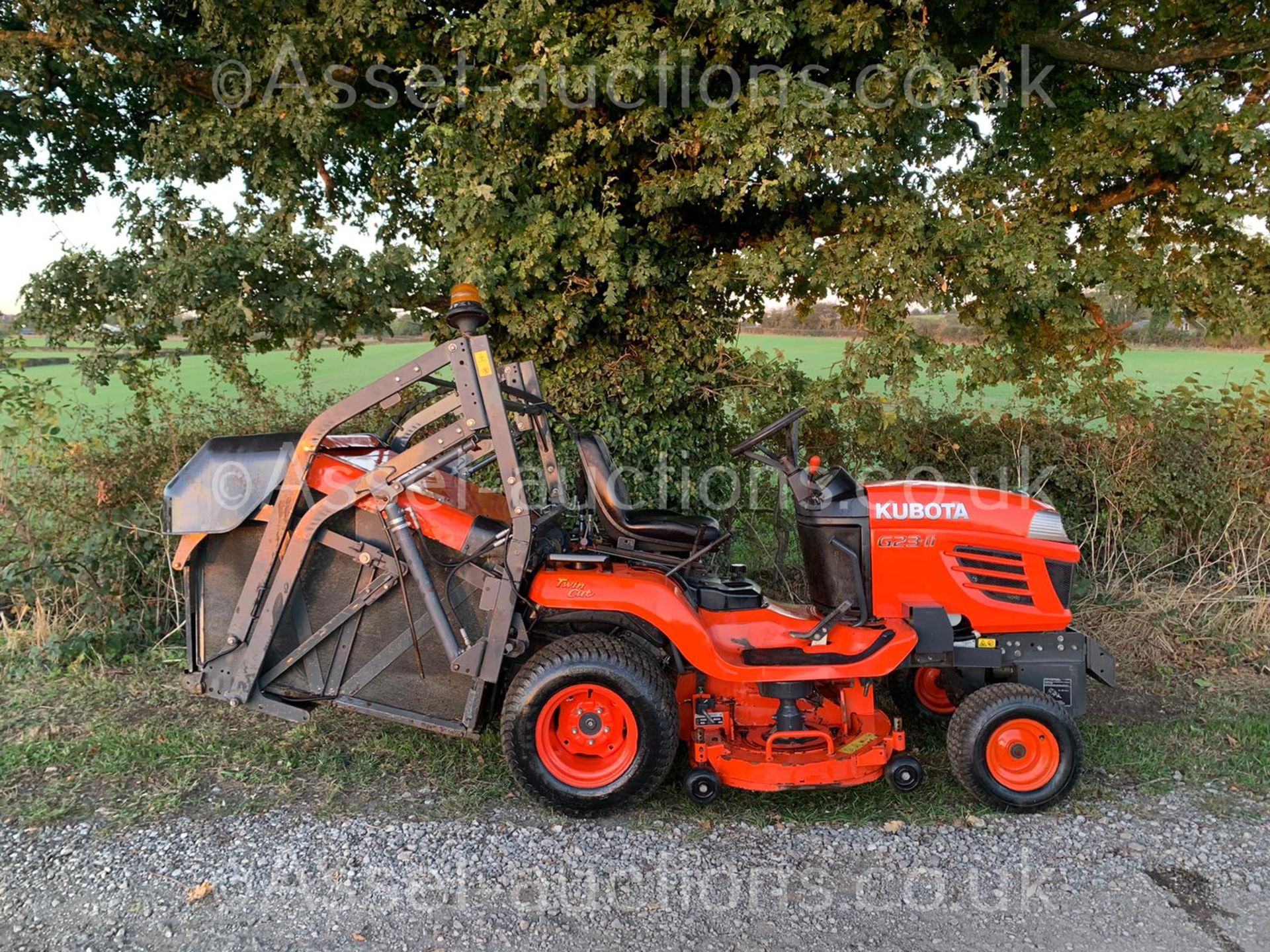 2013/62 KUBOTA G23-II HIGH TIP RIDE ON MOWER, RUNS DRIVES AND CUTS WELL, HYDROSTATIC *PLUS VAT*