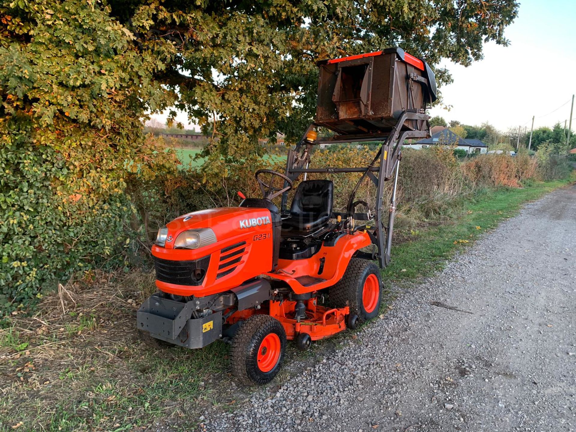 2013/62 KUBOTA G23-II HIGH TIP RIDE ON MOWER, RUNS DRIVES AND CUTS WELL, HYDROSTATIC *PLUS VAT* - Image 6 of 26