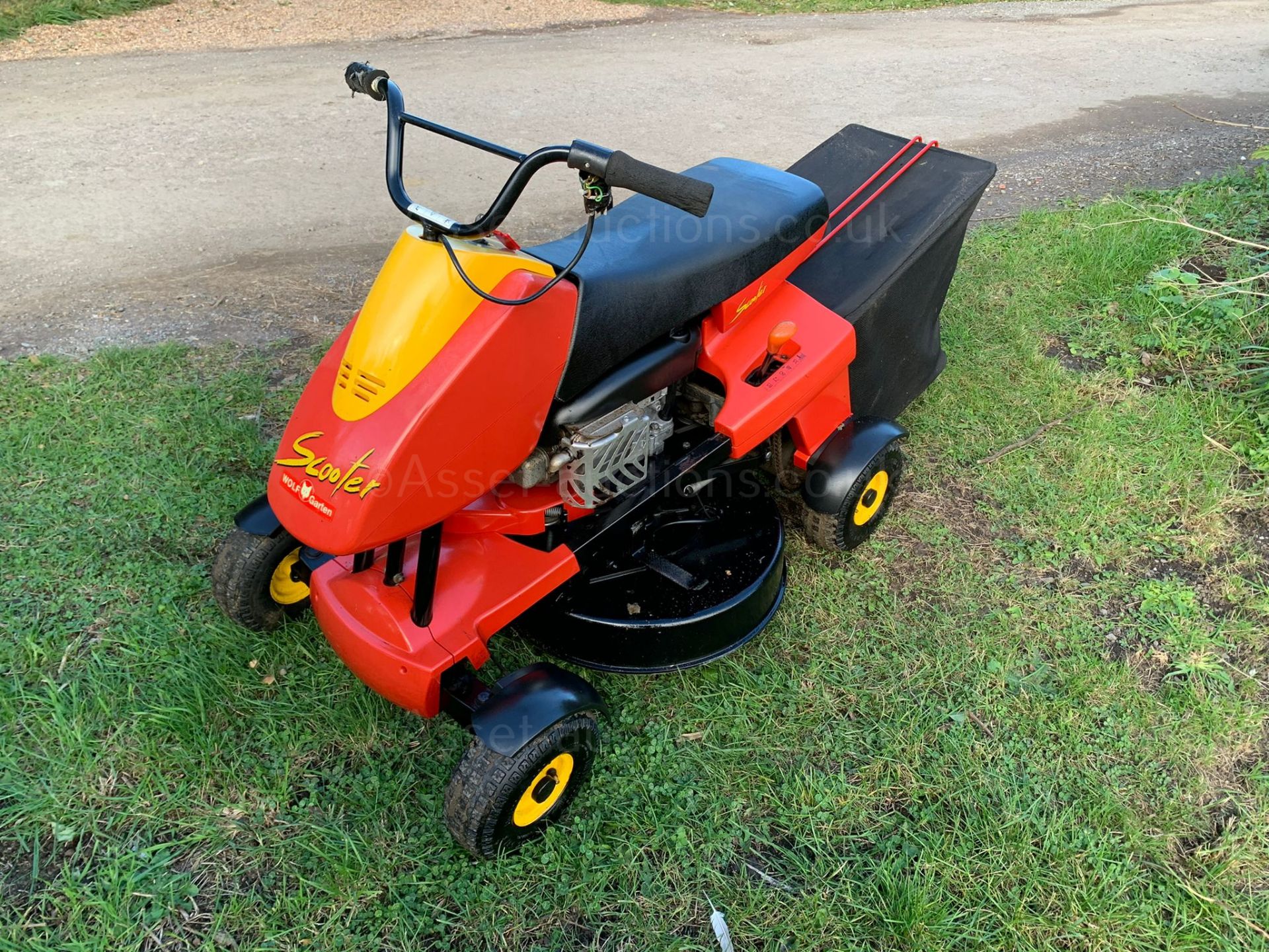 WOLF GARTEN SCOOTER RIDE ON MOWER, RUNS DRIVES AND CUTS, GOOD SOLID DECK, QUITE FAST *PLUS VAT* - Image 3 of 11