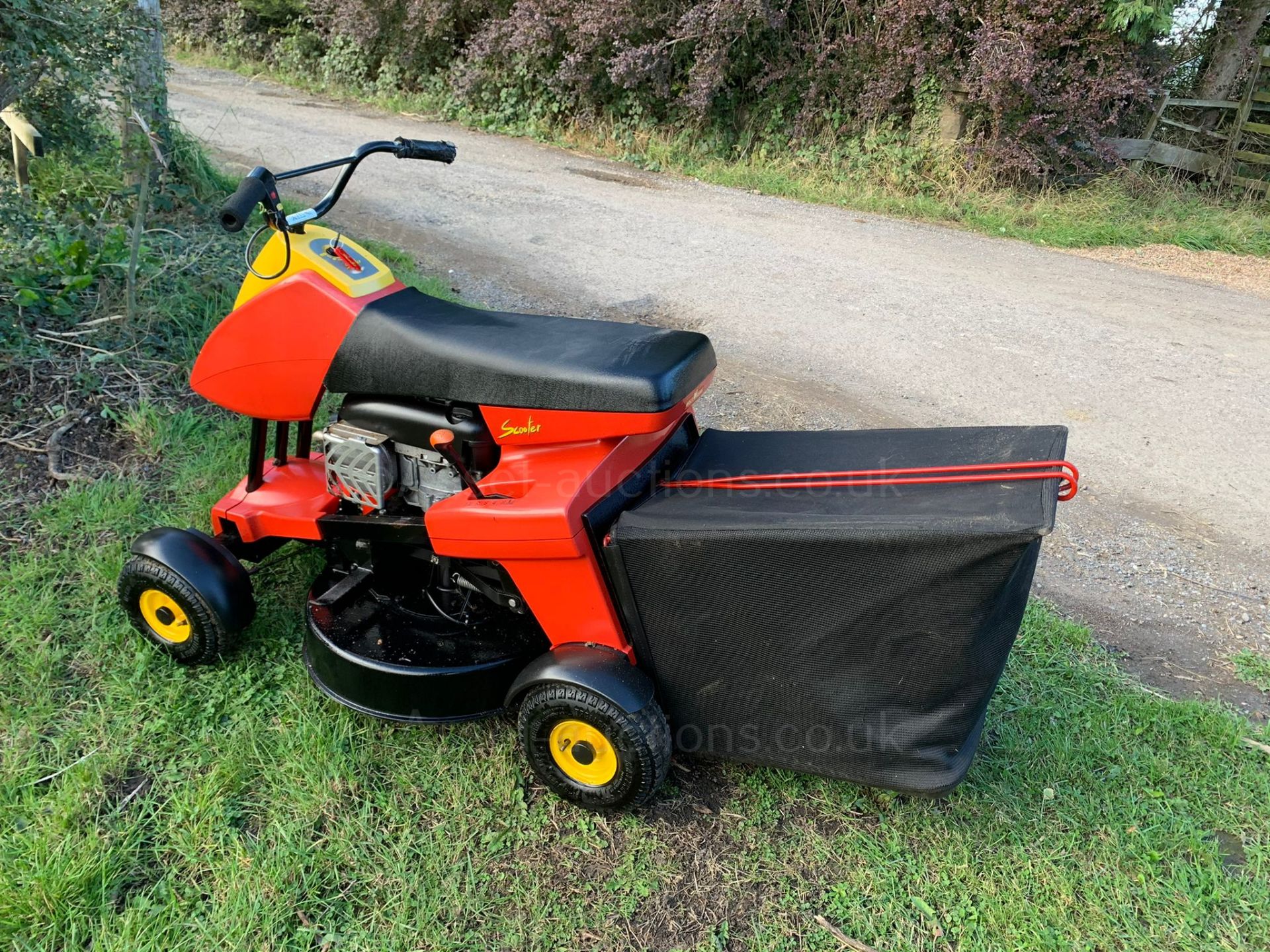 WOLF GARTEN SCOOTER RIDE ON MOWER, RUNS DRIVES AND CUTS, GOOD SOLID DECK, QUITE FAST *PLUS VAT* - Image 6 of 11
