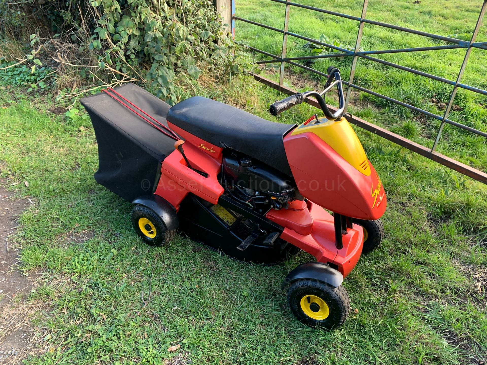 WOLF GARTEN SCOOTER RIDE ON MOWER, RUNS DRIVES AND CUTS, GOOD SOLID DECK, QUITE FAST *PLUS VAT* - Image 2 of 11