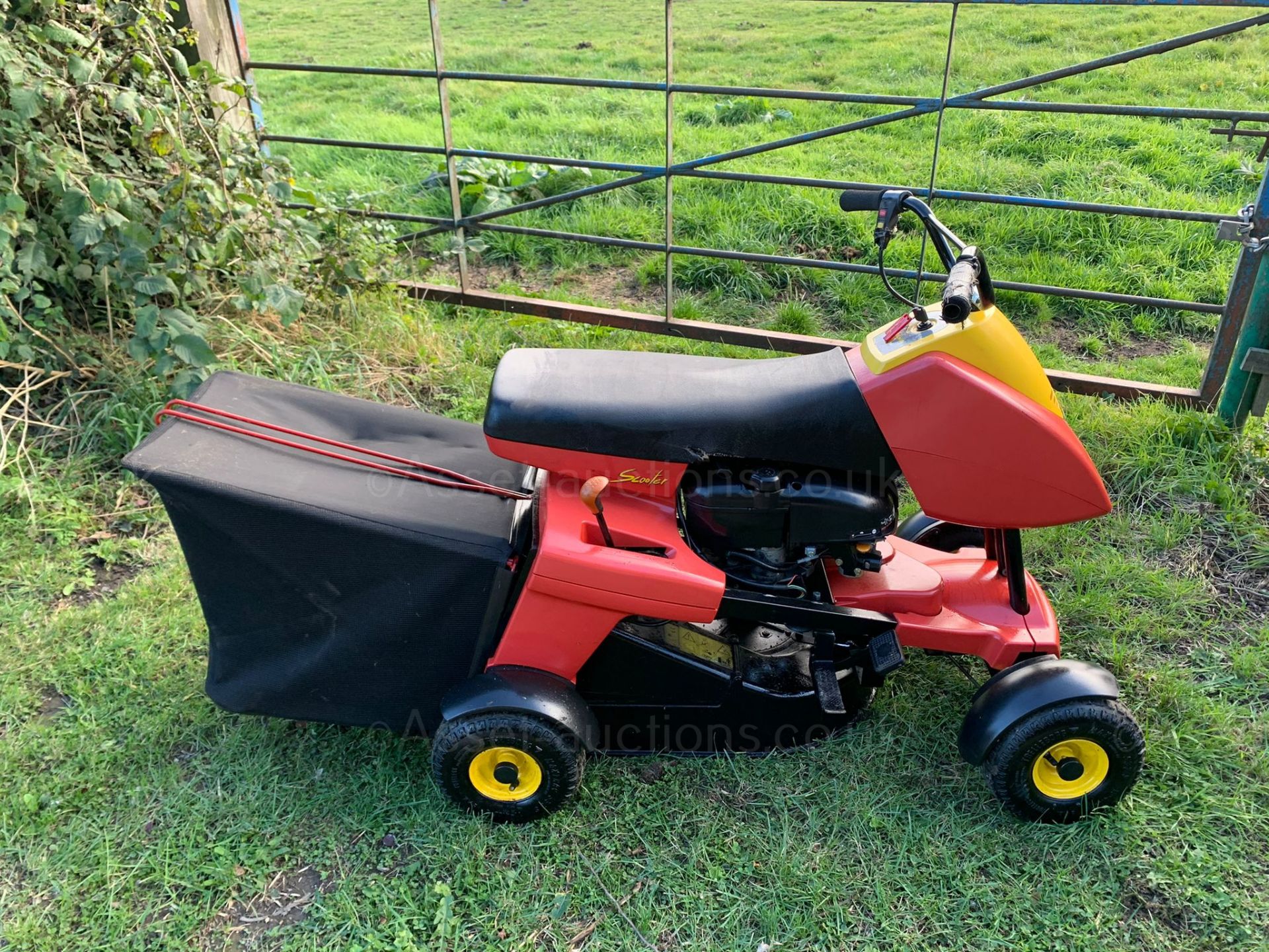 WOLF GARTEN SCOOTER RIDE ON MOWER, RUNS DRIVES AND CUTS, GOOD SOLID DECK, QUITE FAST *PLUS VAT* - Image 4 of 11