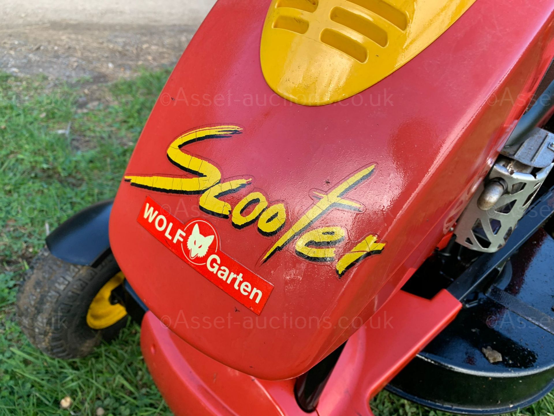 WOLF GARTEN SCOOTER RIDE ON MOWER, RUNS DRIVES AND CUTS, GOOD SOLID DECK, QUITE FAST *PLUS VAT* - Image 10 of 11