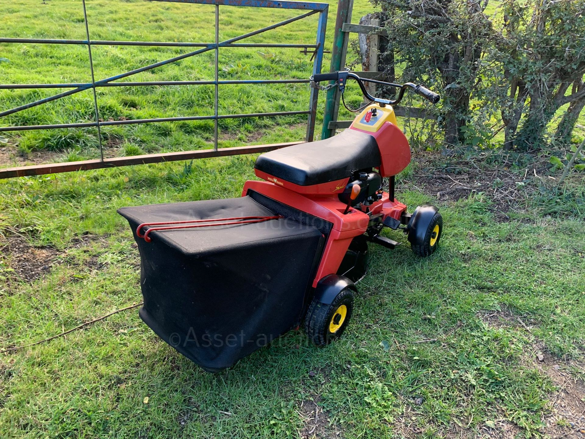 WOLF GARTEN SCOOTER RIDE ON MOWER, RUNS DRIVES AND CUTS, GOOD SOLID DECK, QUITE FAST *PLUS VAT* - Image 7 of 11