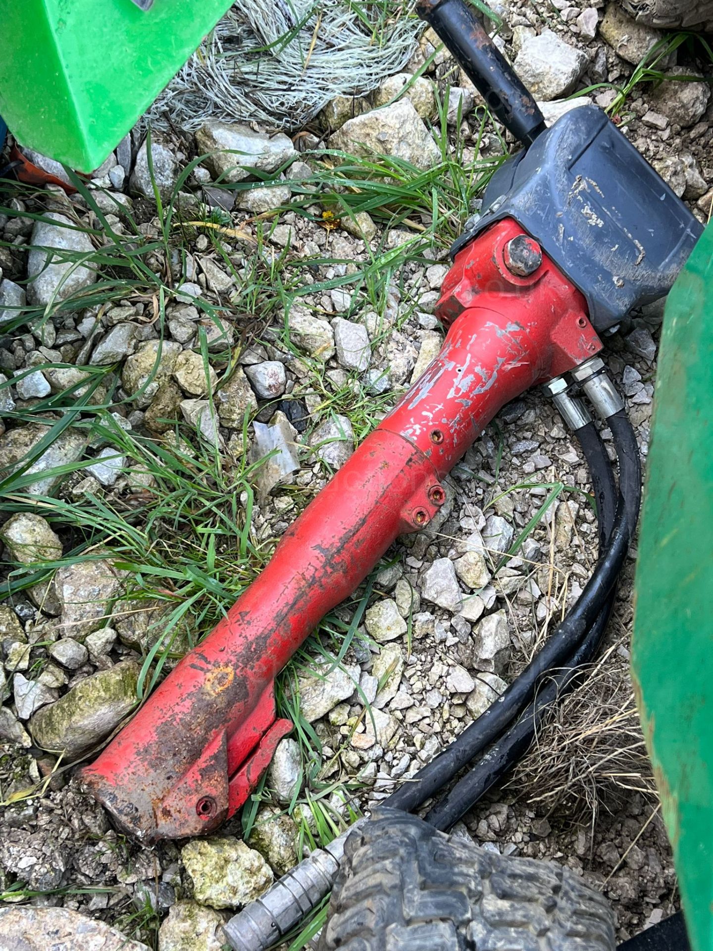 RED HYDRAULIC GUN WITH HOSES, NO CHISEL, BELIEVED TO BE WORKING *PLUS VAT* - Image 3 of 4