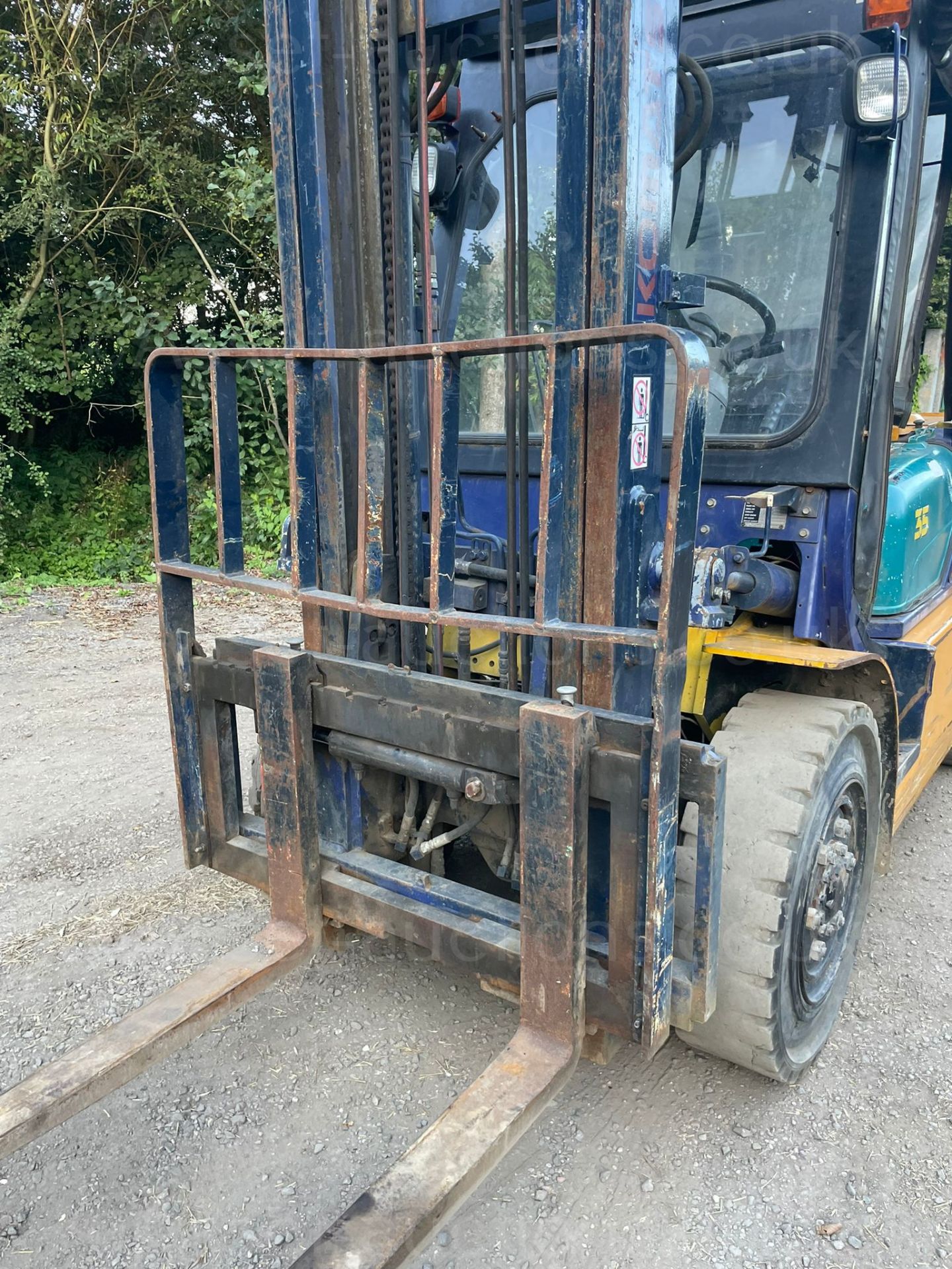 KOMATSU 3.5 TON FORKLIFT, 2 STAGE MAST, SIDE SHIFT, RUNS WORKS AND DRIVES, STILL IN DAILY USE - Image 4 of 5