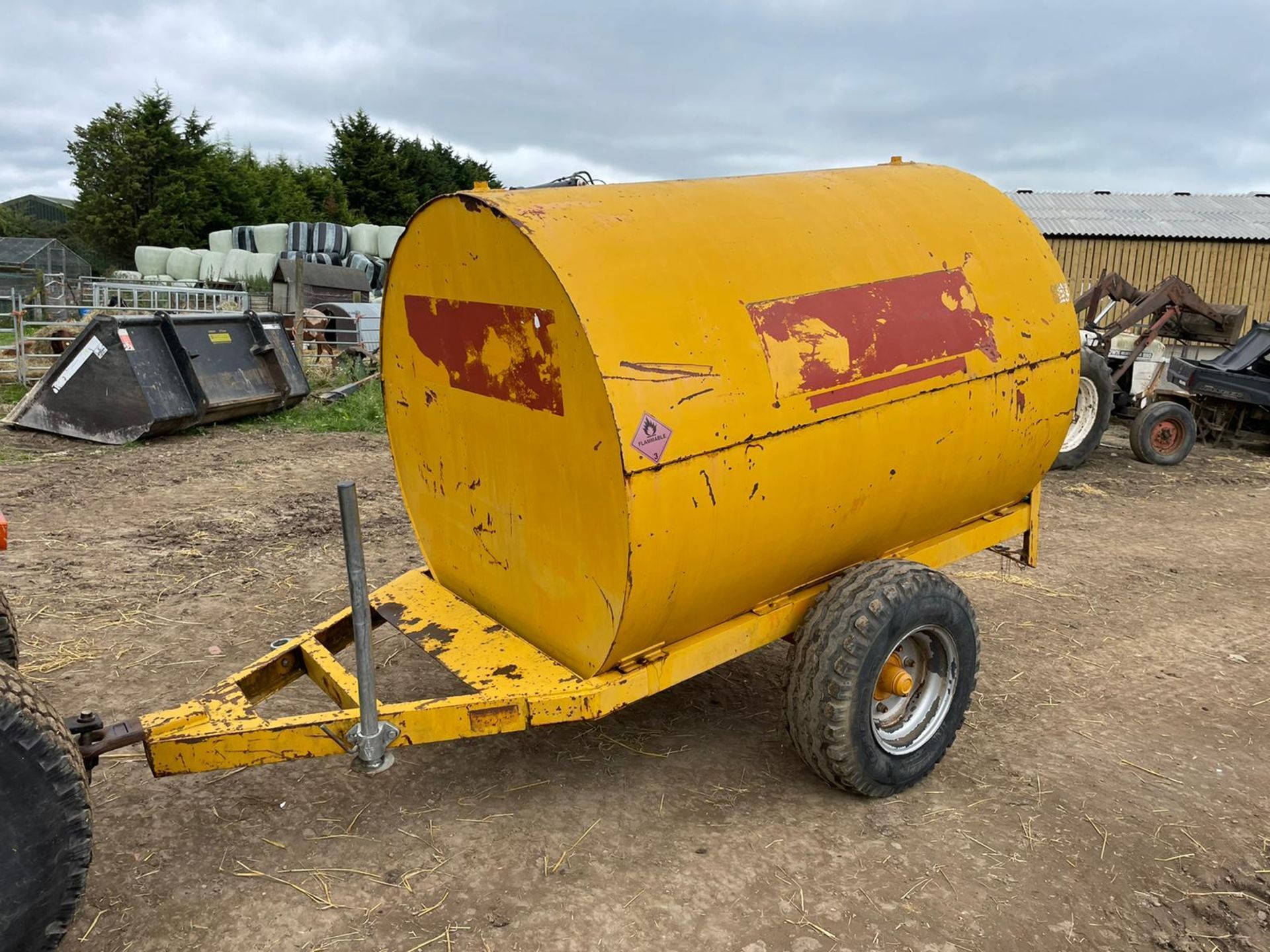 TRAILER ENGINEERED 3000 LITRE SINGLE AXLE BOWSER TRAILER, TOWS WELL, GOOD TYRES *PLUS VAT* - Image 8 of 9
