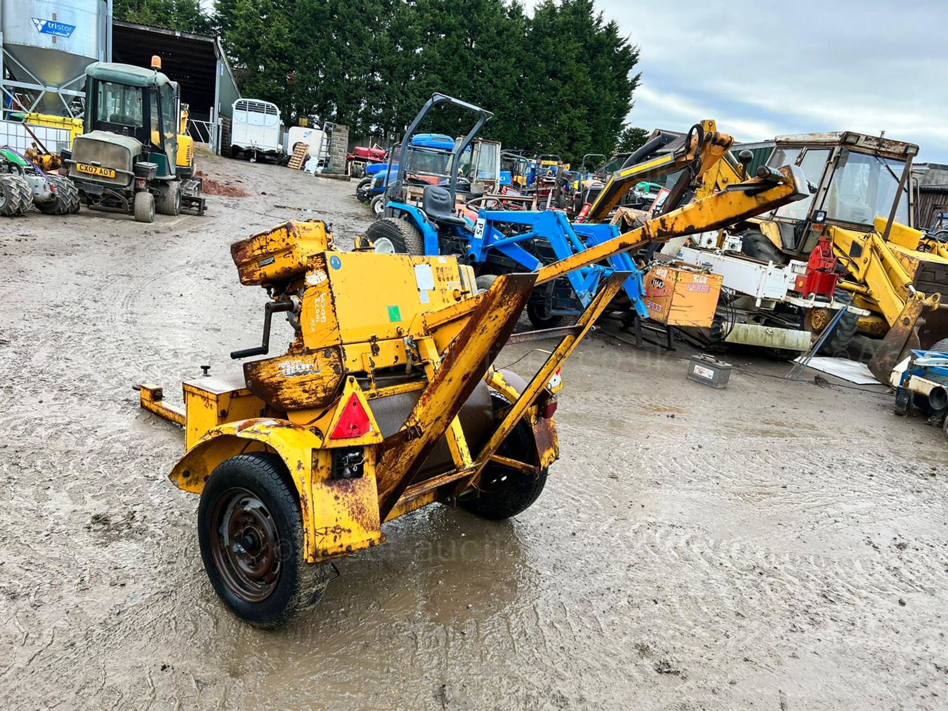 BENFORD 1-71L F/R SINGLE DRUM VIBRATING ROLLER WITH TRAILER, GOOD TYRES, TOWS WELL *PLUS VAT* - Image 5 of 11