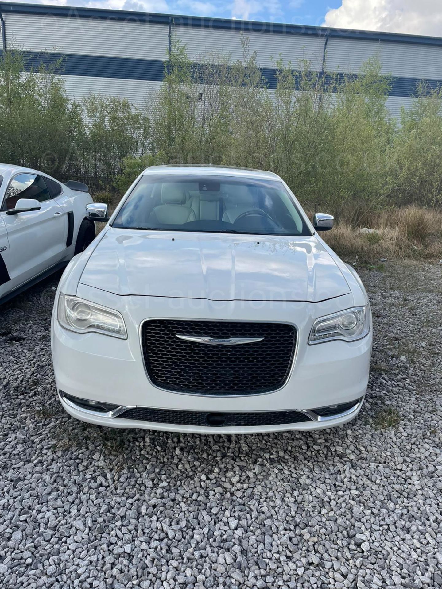 2015 CHRYSLER 300 HEMI 44,000KM - SOLD WITH MOT AND NOVA *PLUS VAT* - Image 8 of 17